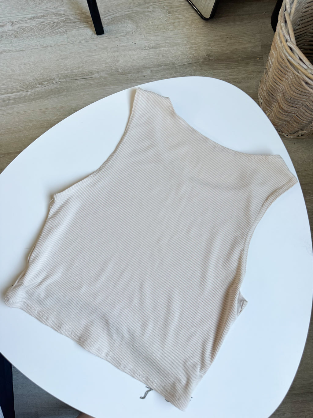 Top con tiras plateadas