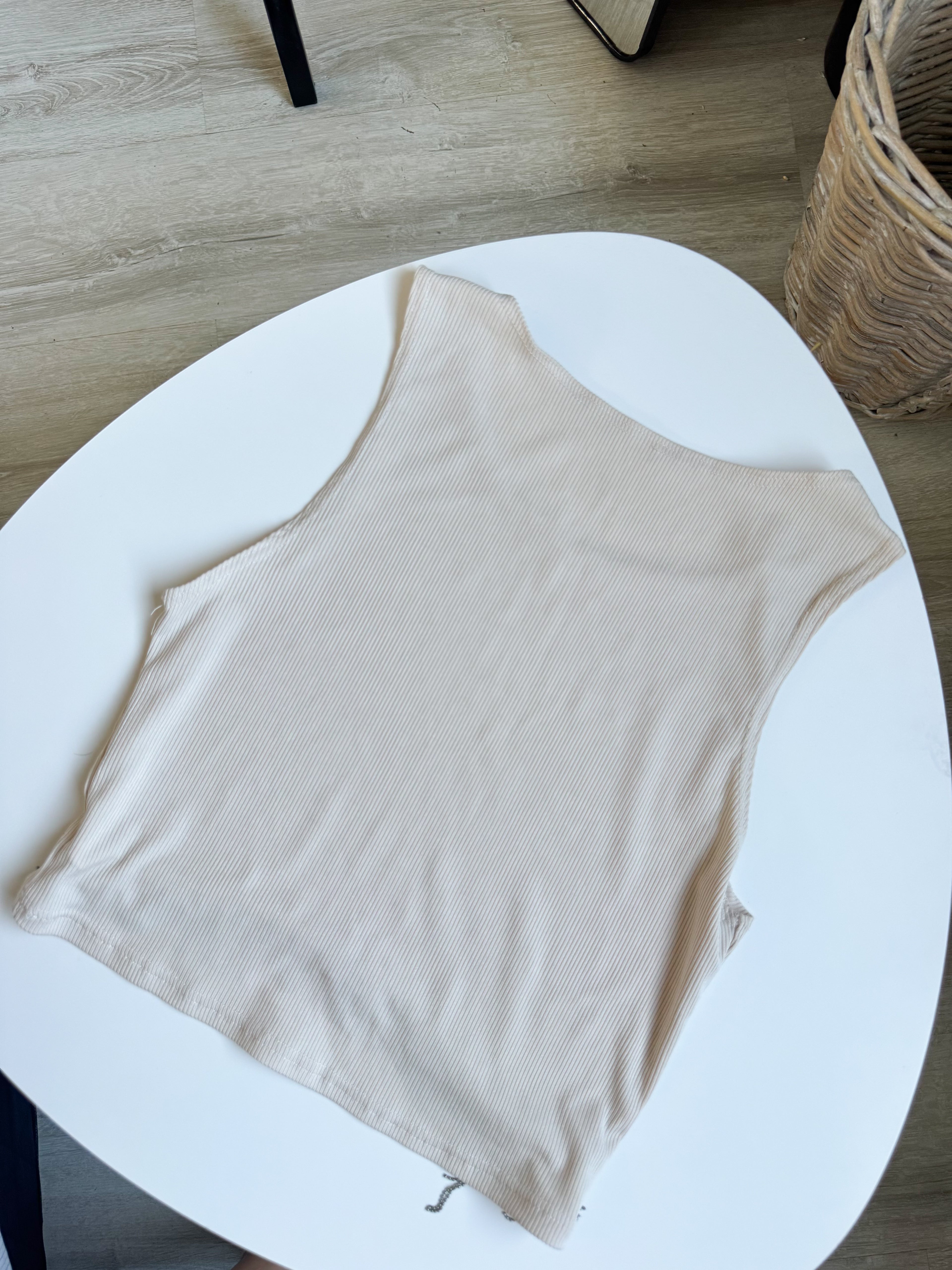 Top con tiras plateadas