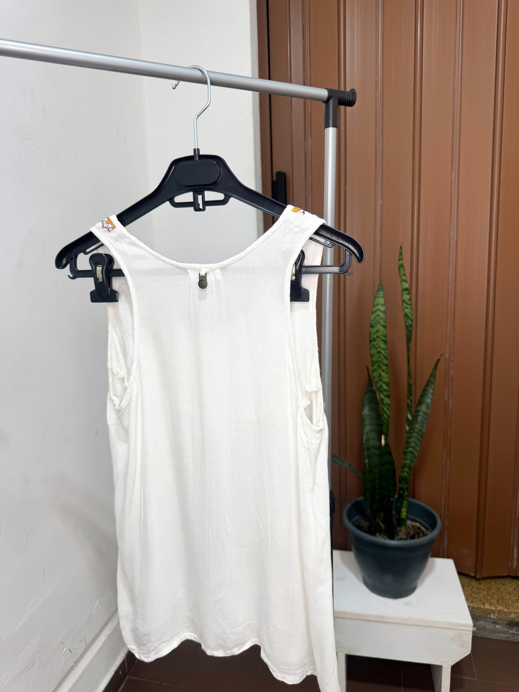 Musculosa blanca con bordado rosado