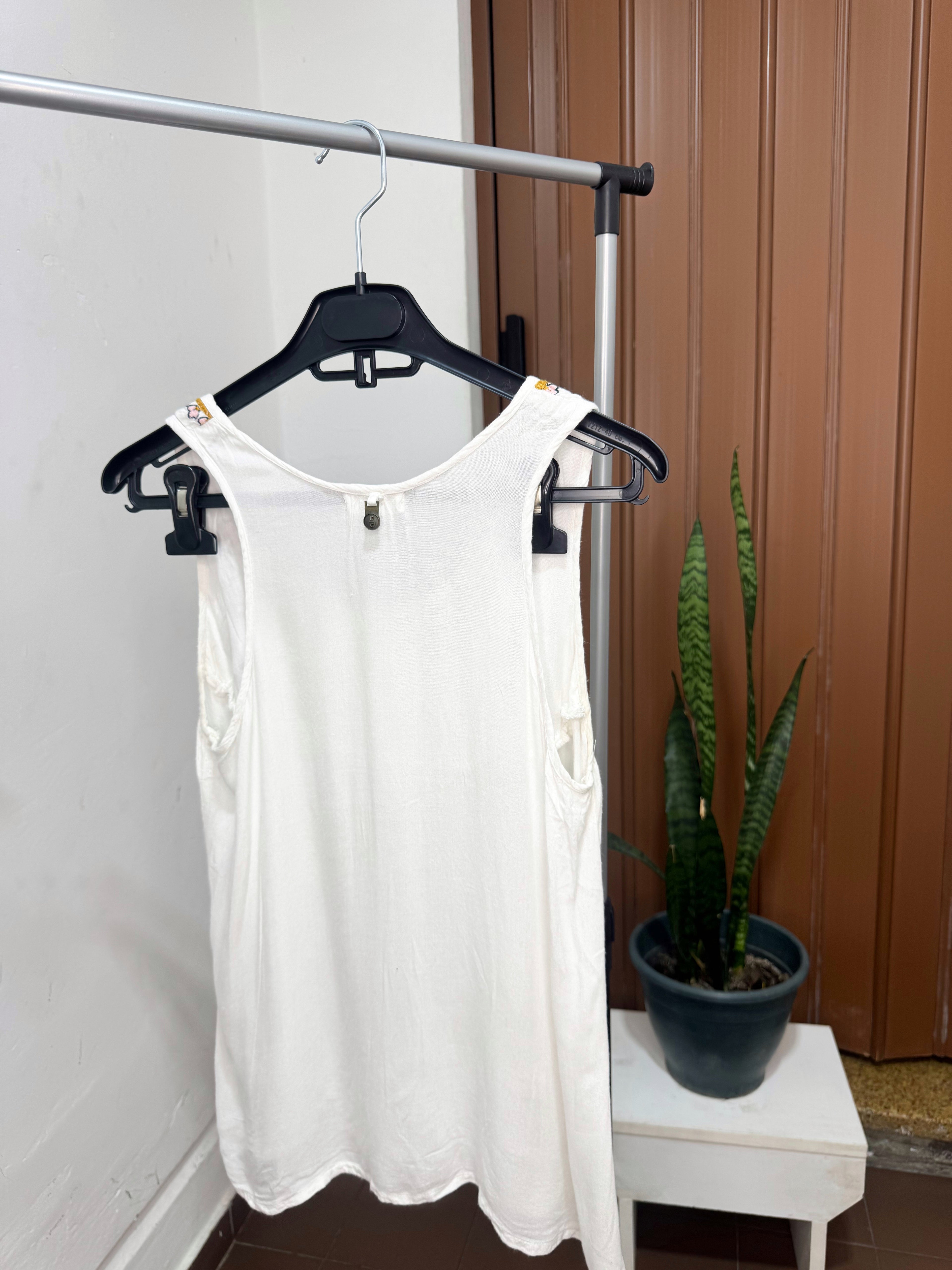 Musculosa blanca con bordado rosado
