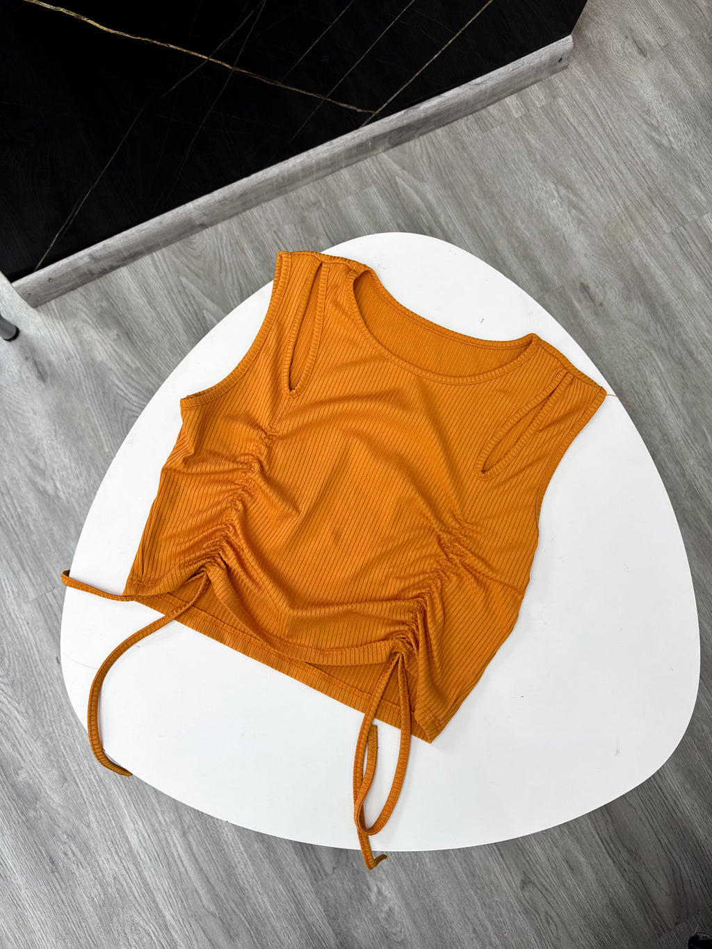 Top naranja con tiras