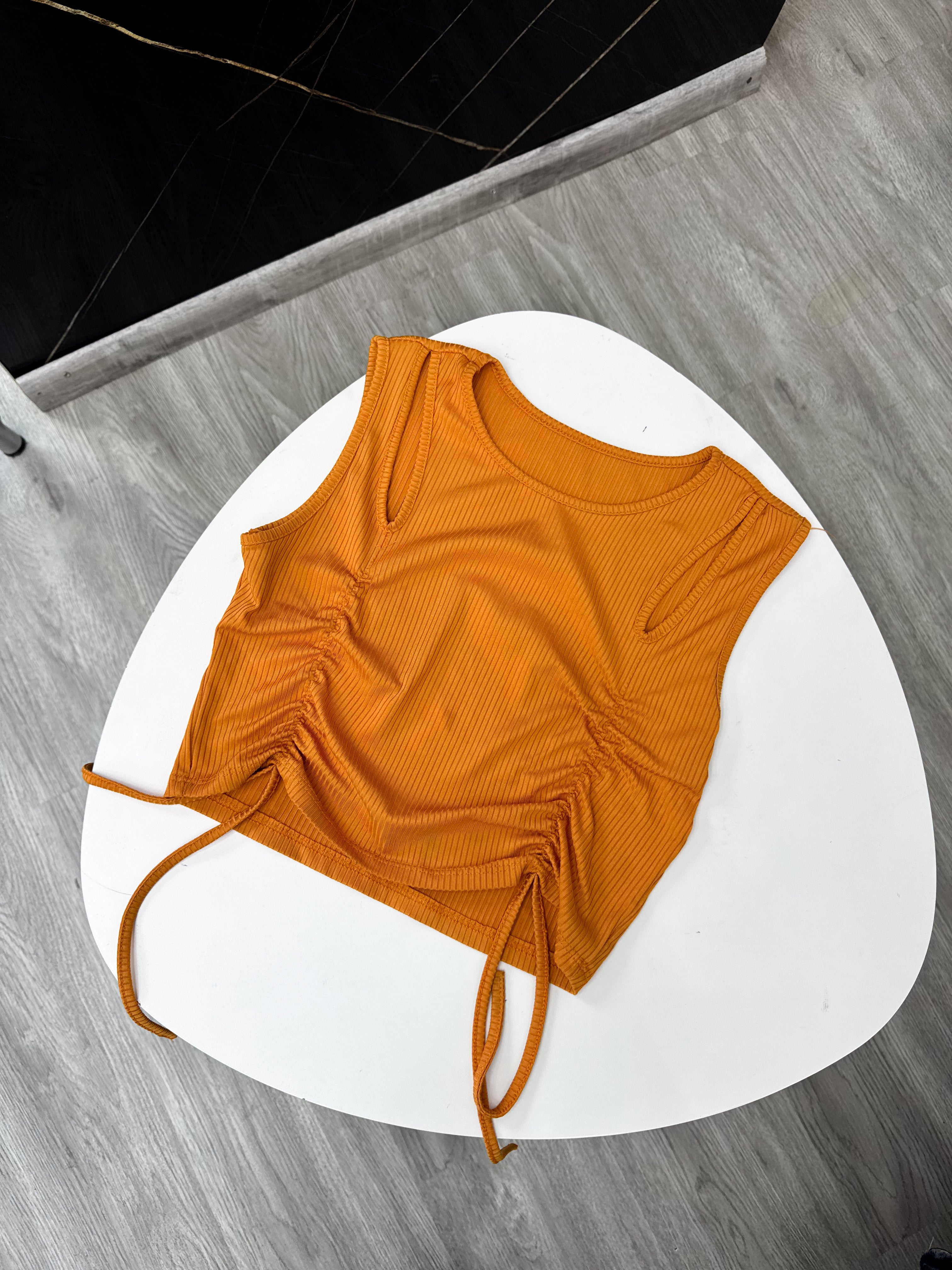 Top naranja con tiras