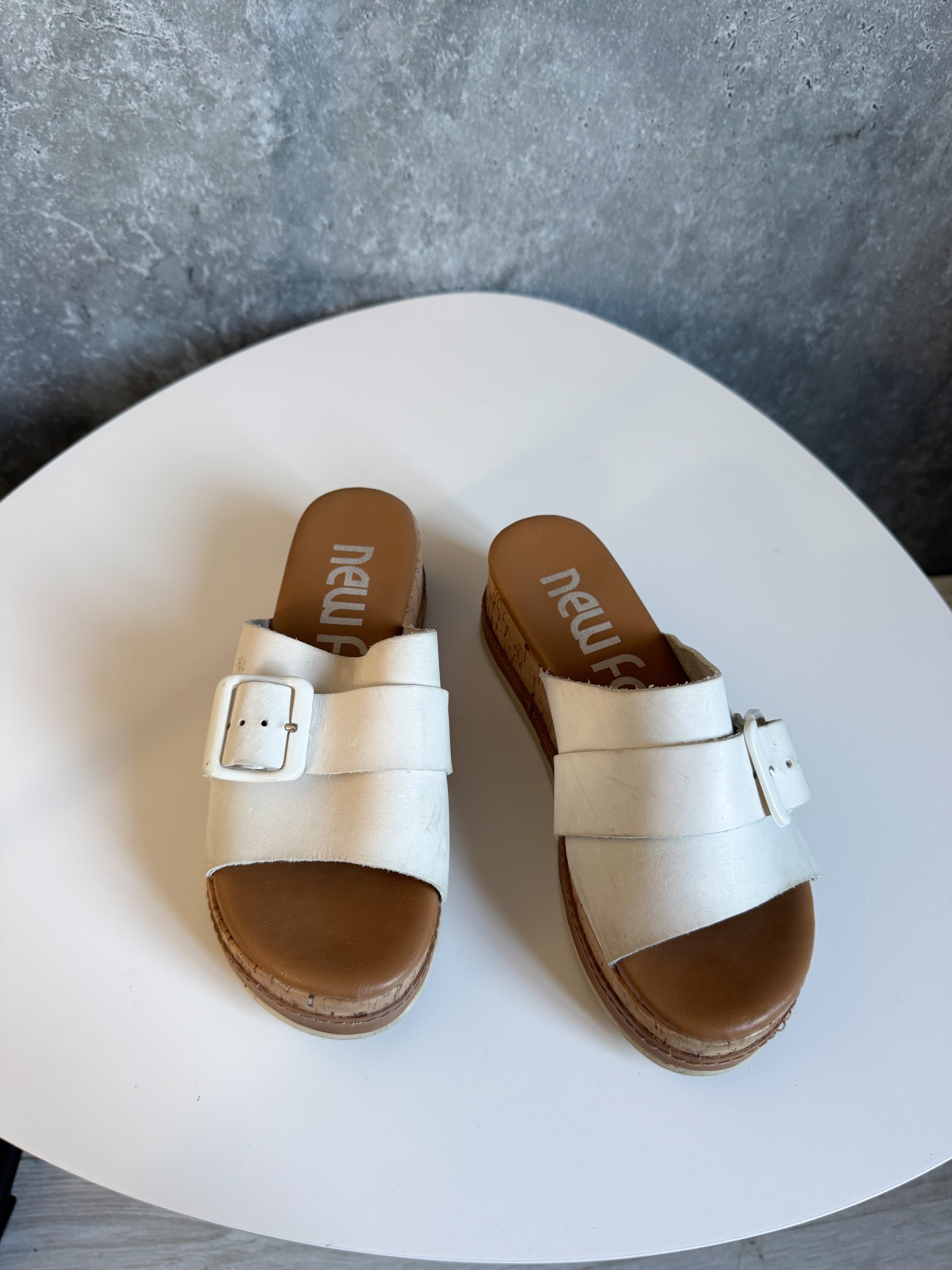 Sandalias marrones con blanco
