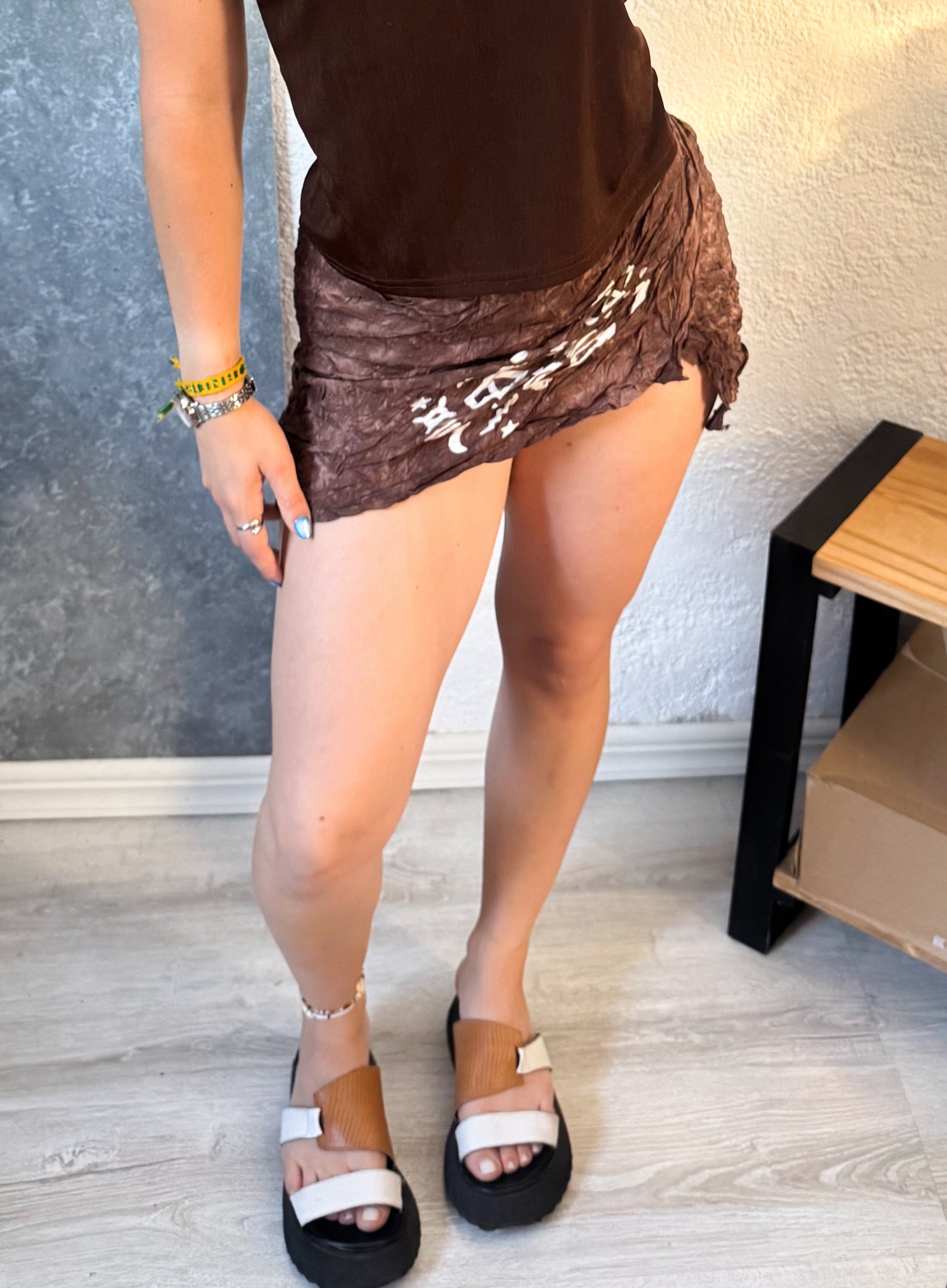 Pareo marrón con diseño blanco