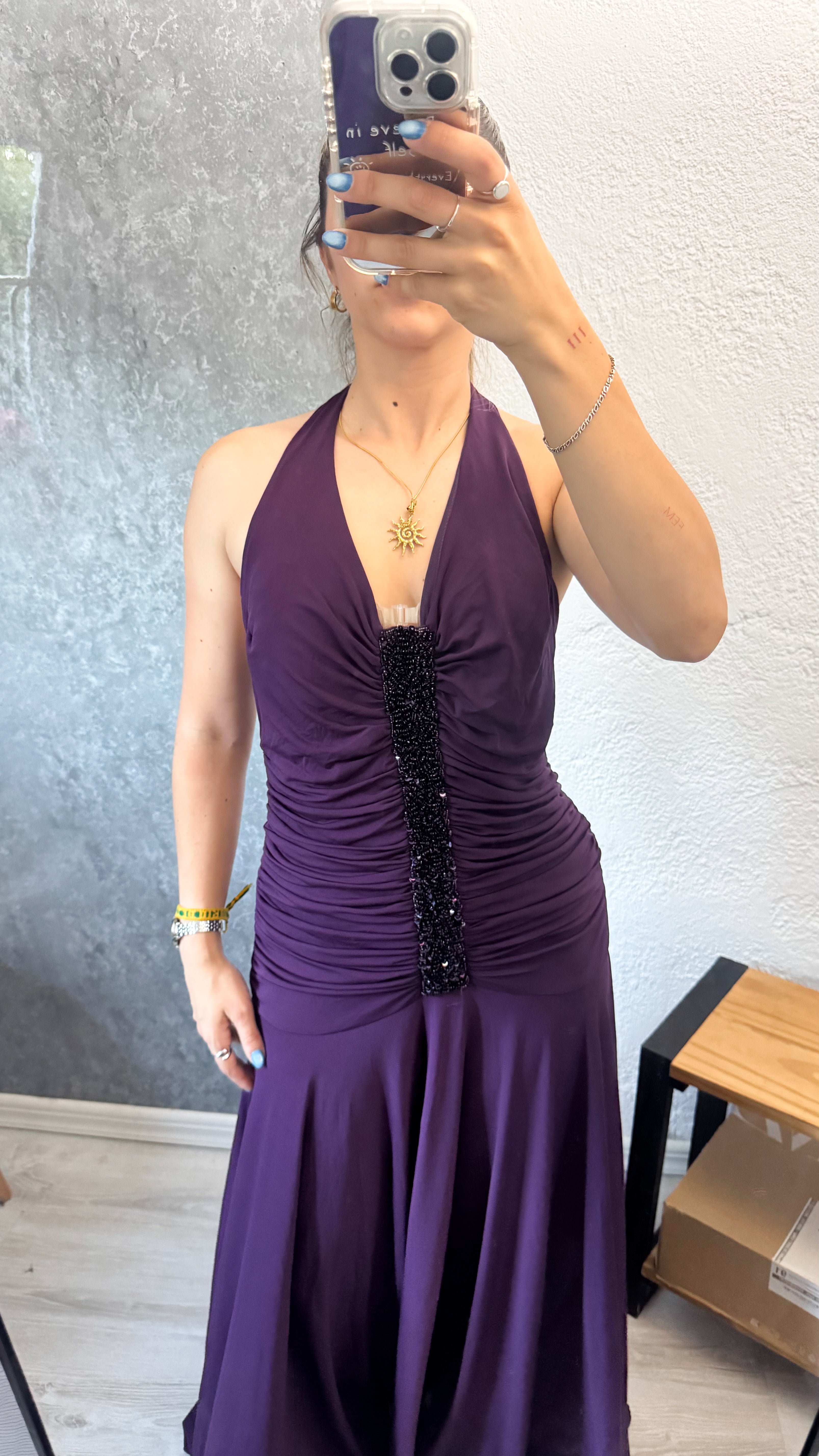 Vestido de fiesta violeta con frunce