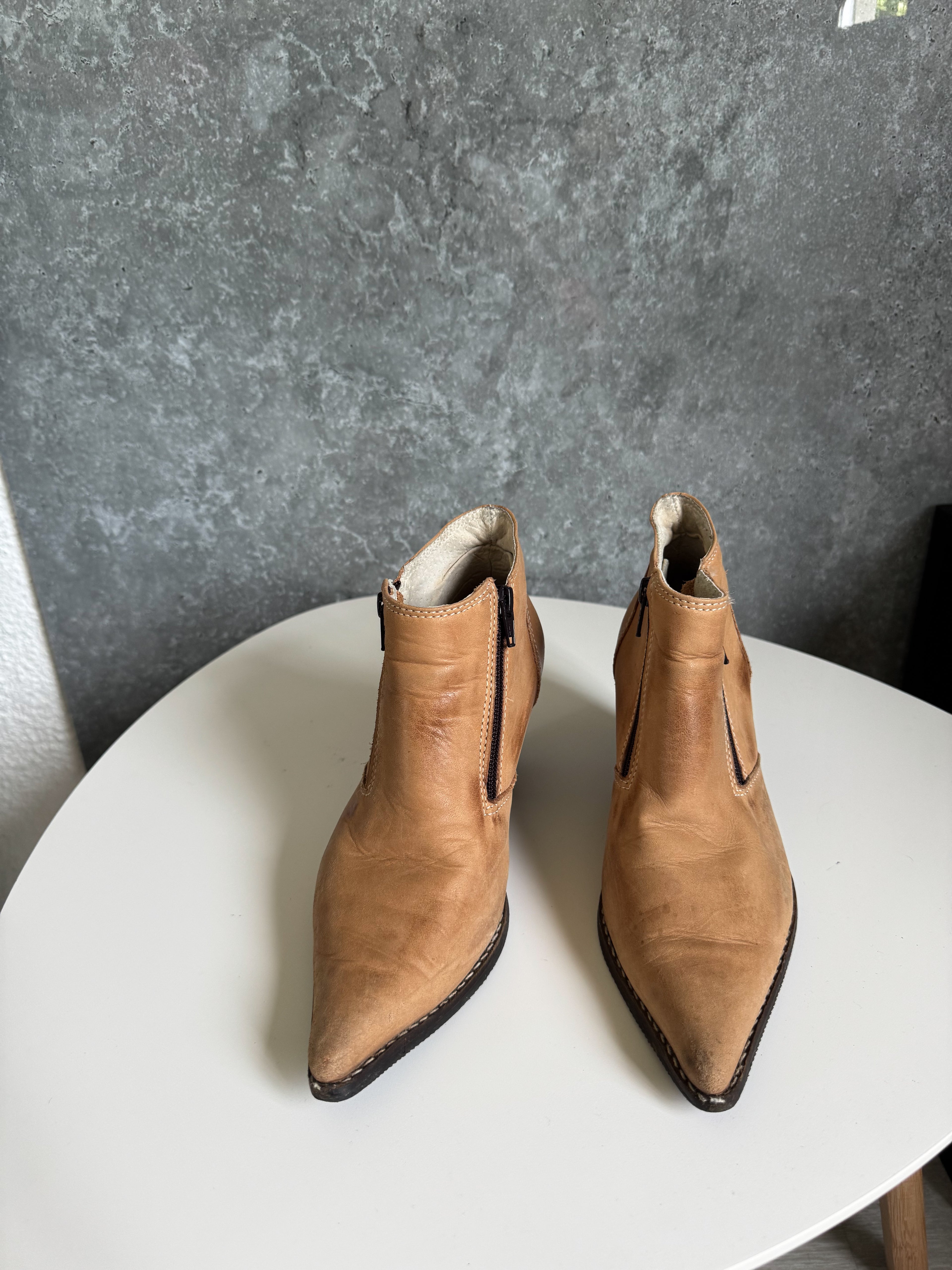 Botas de cuero marrones en punta