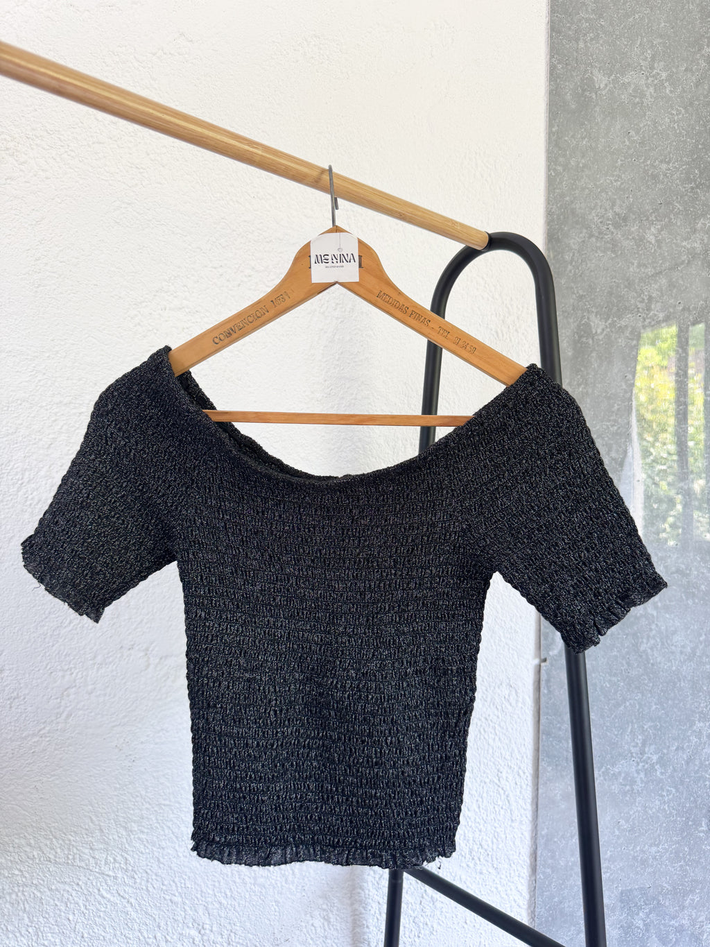 Top gris oscuro brilloso