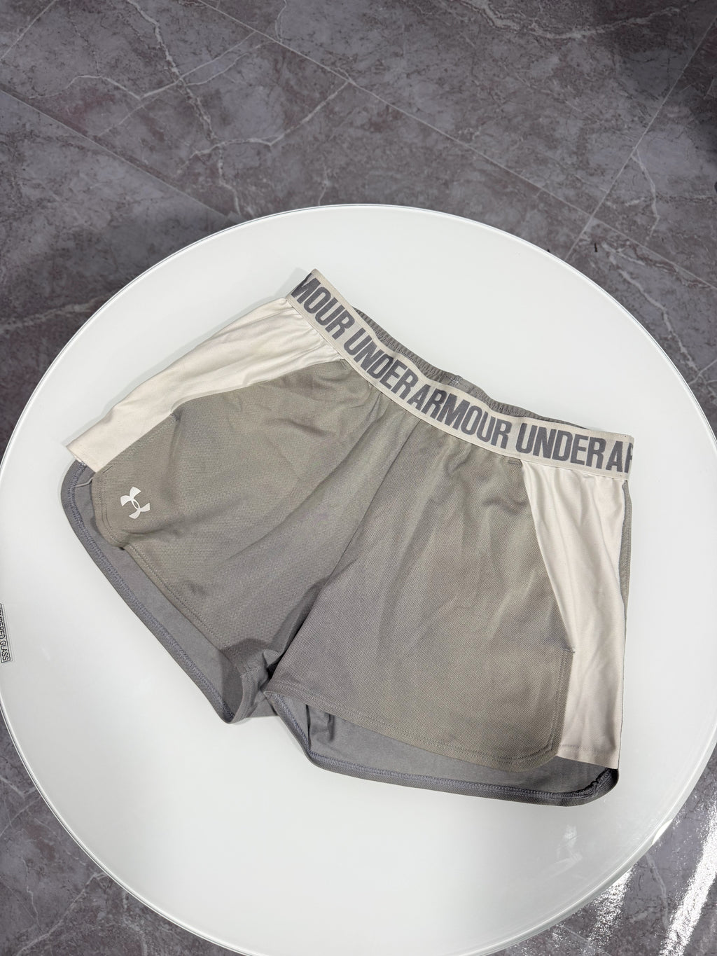 Short Under Armour deportivo gris