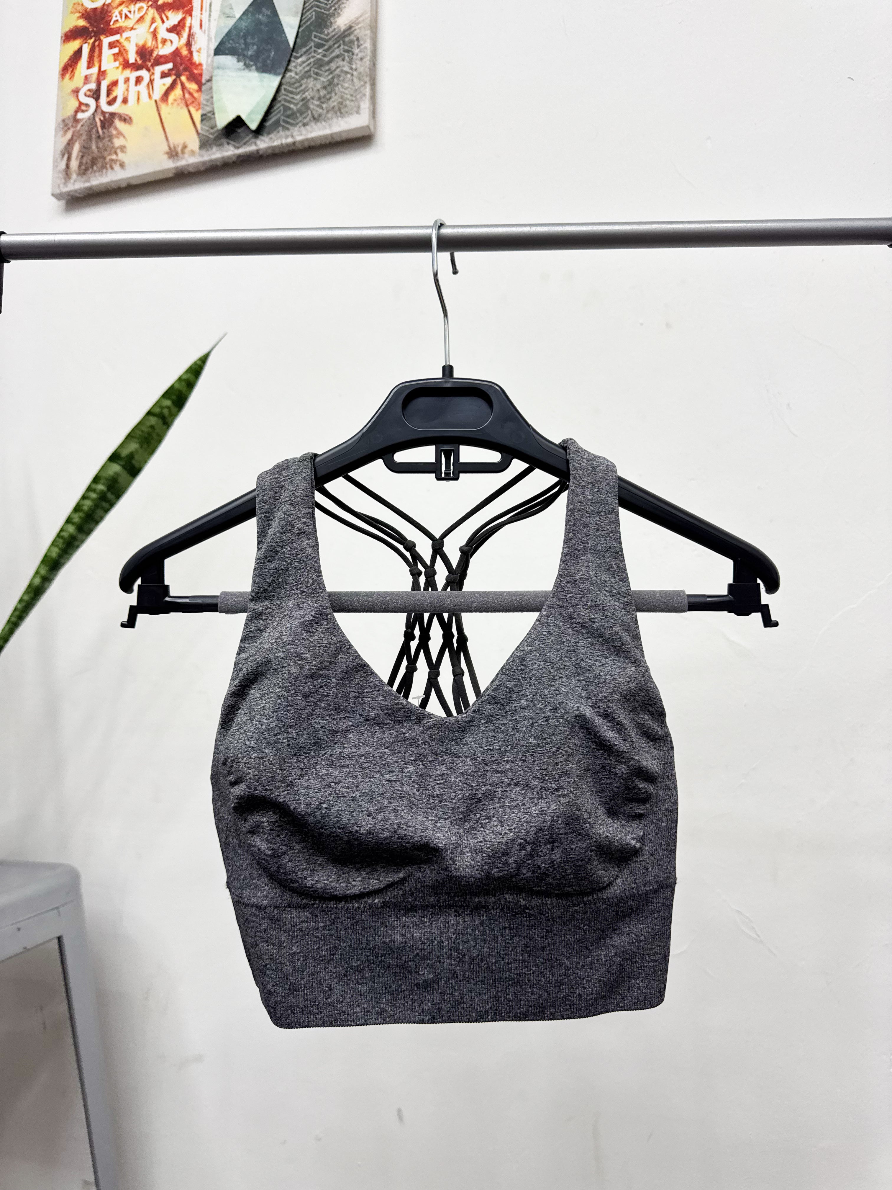 Top deportivo gris