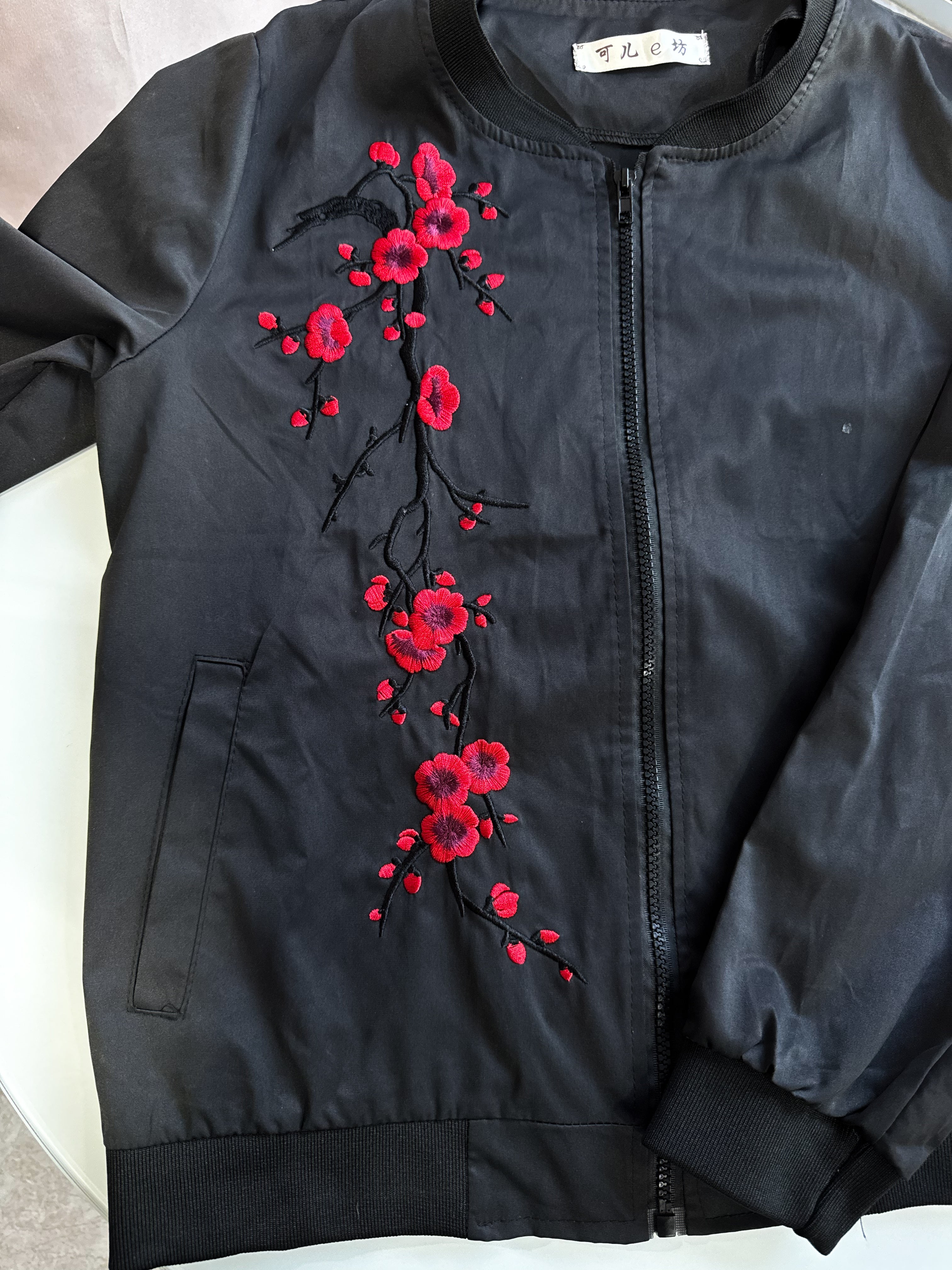 Campera Bomber negra con flores rojas