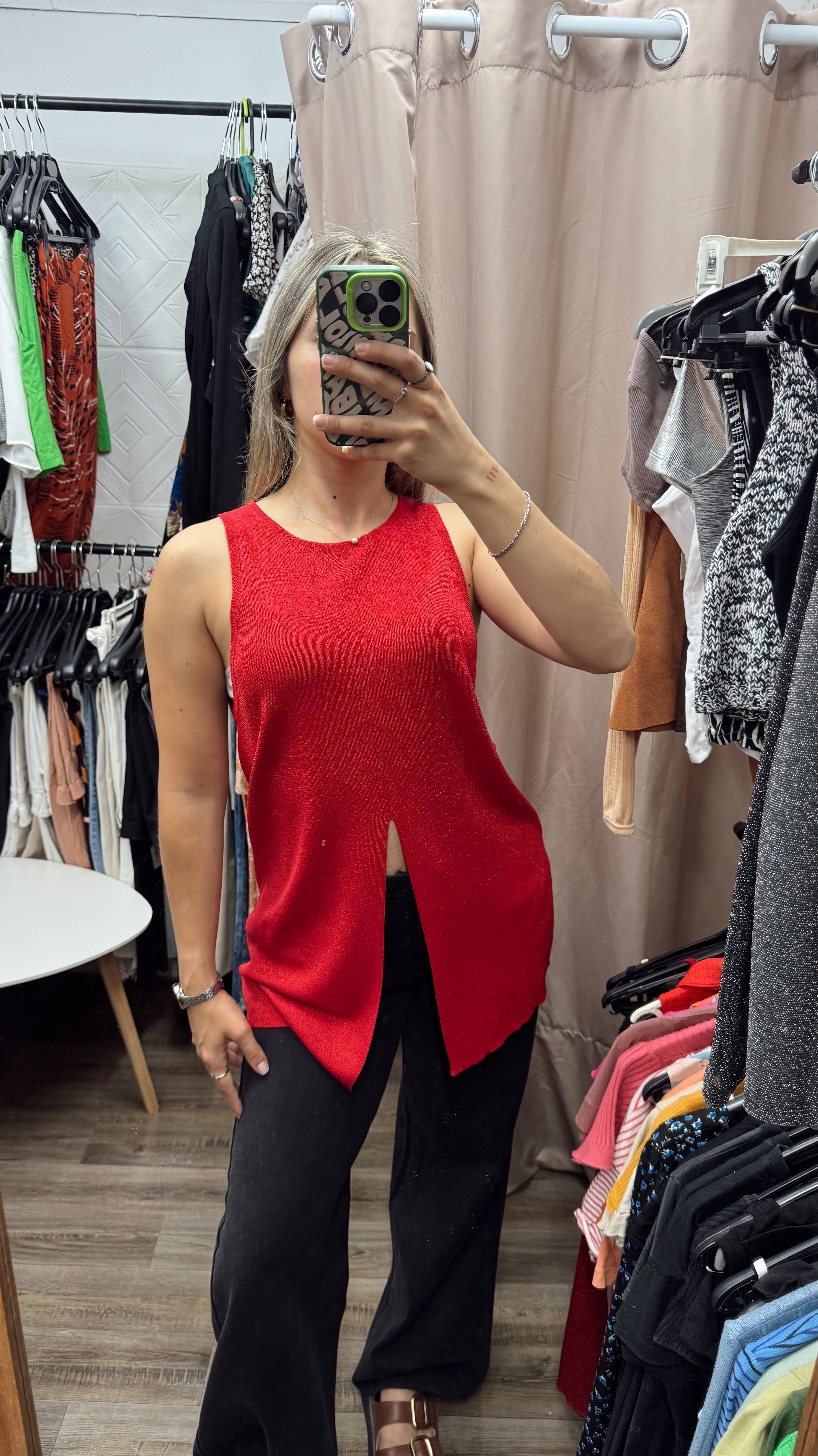 Remera larga roja con abertura adelante