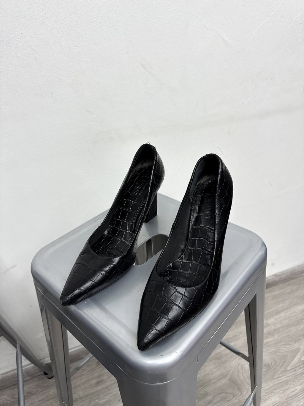 Tacos stiletto negros efecto piel de serpiente