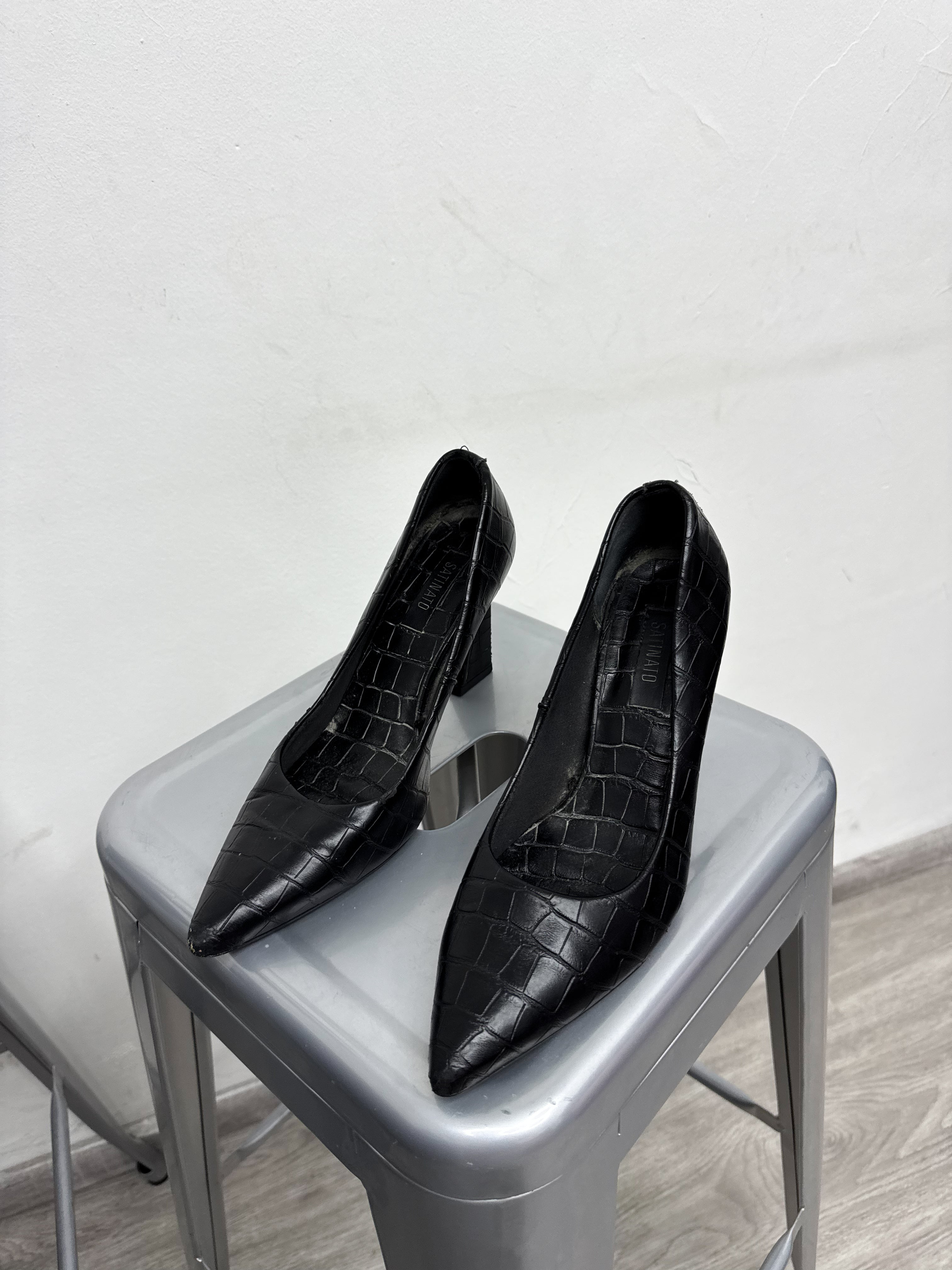 Tacos stiletto negros efecto piel de serpiente