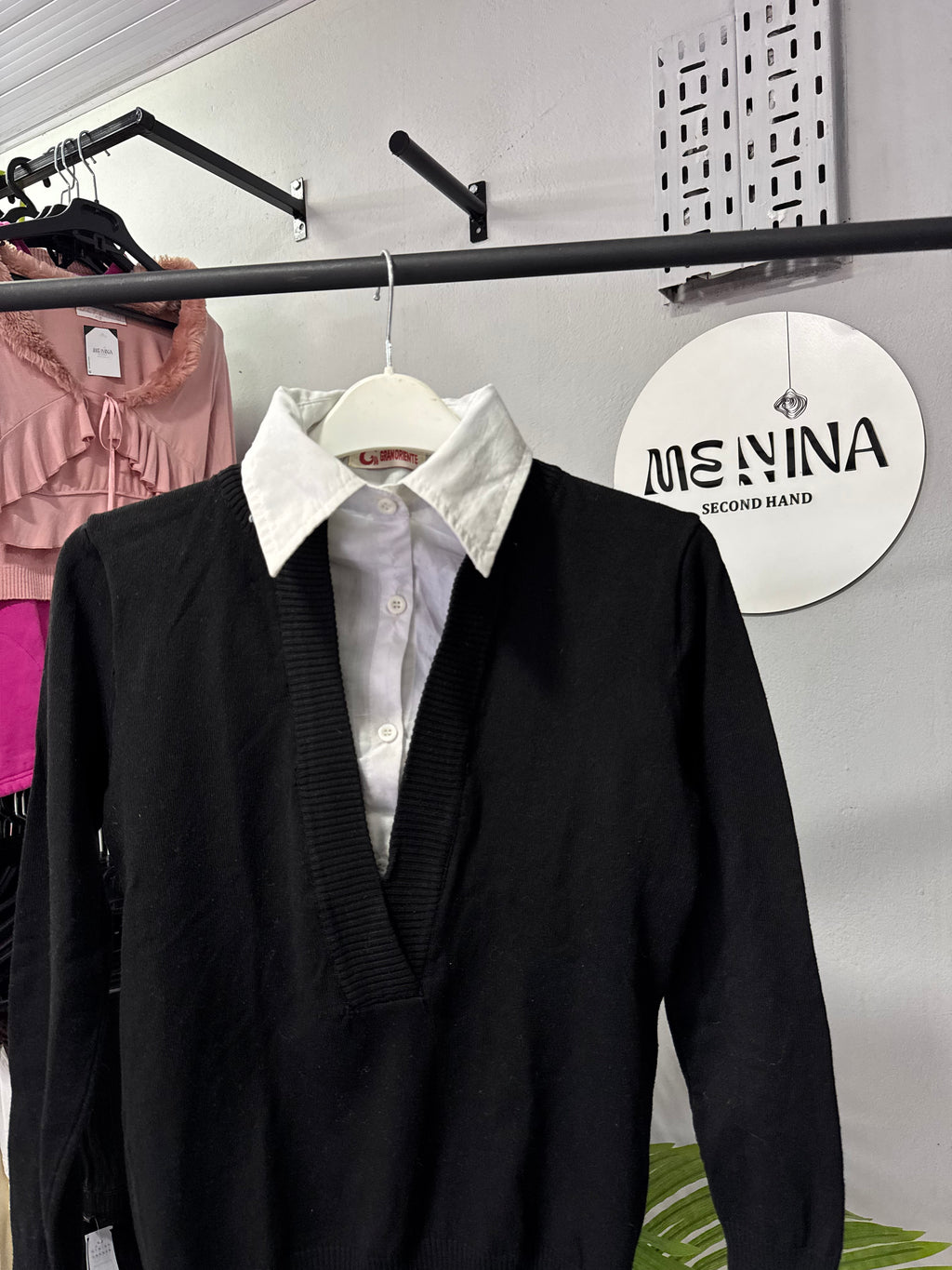 Buzo negro con camisa integrada