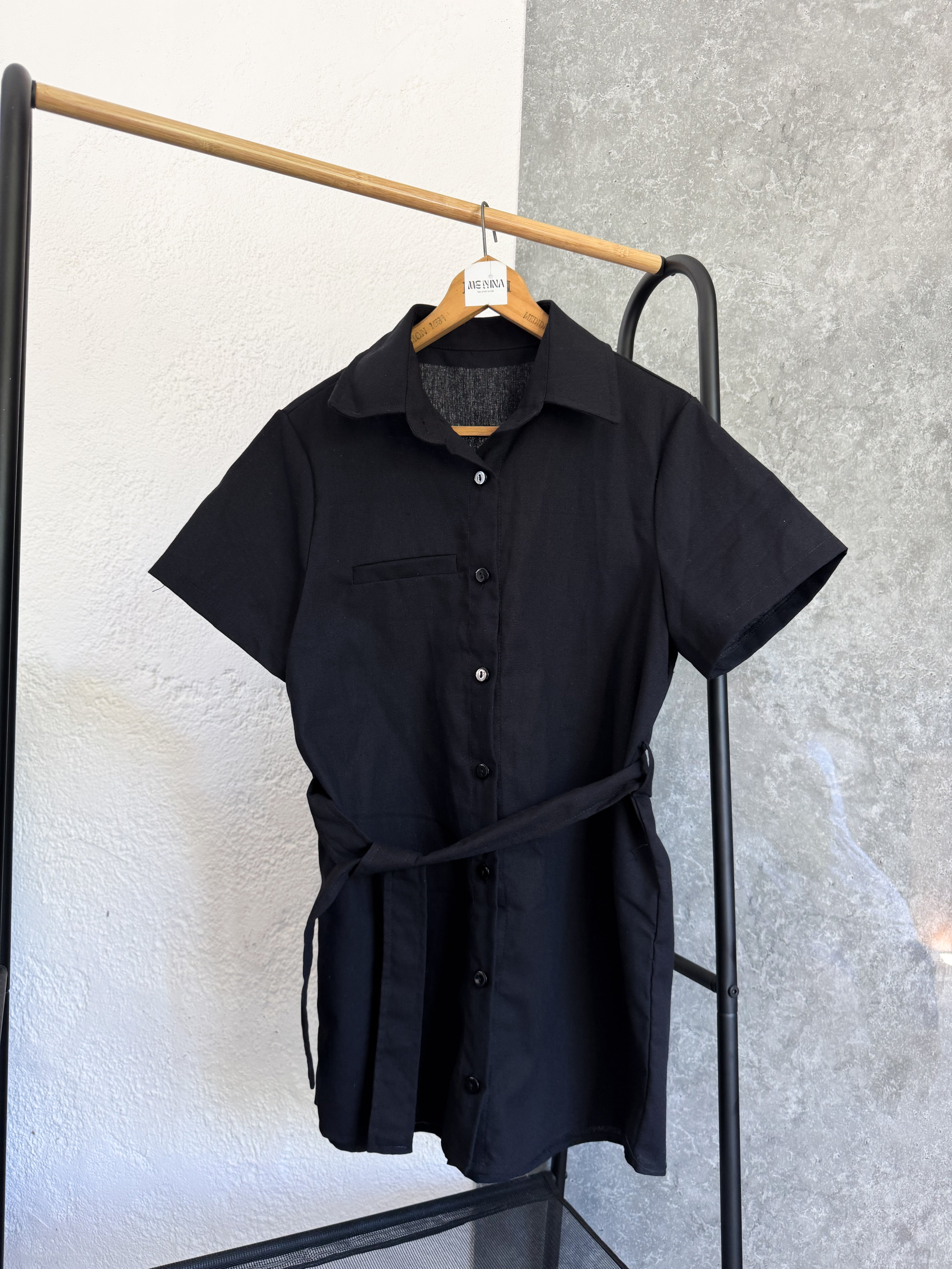 Vestido negro con botones y lazo