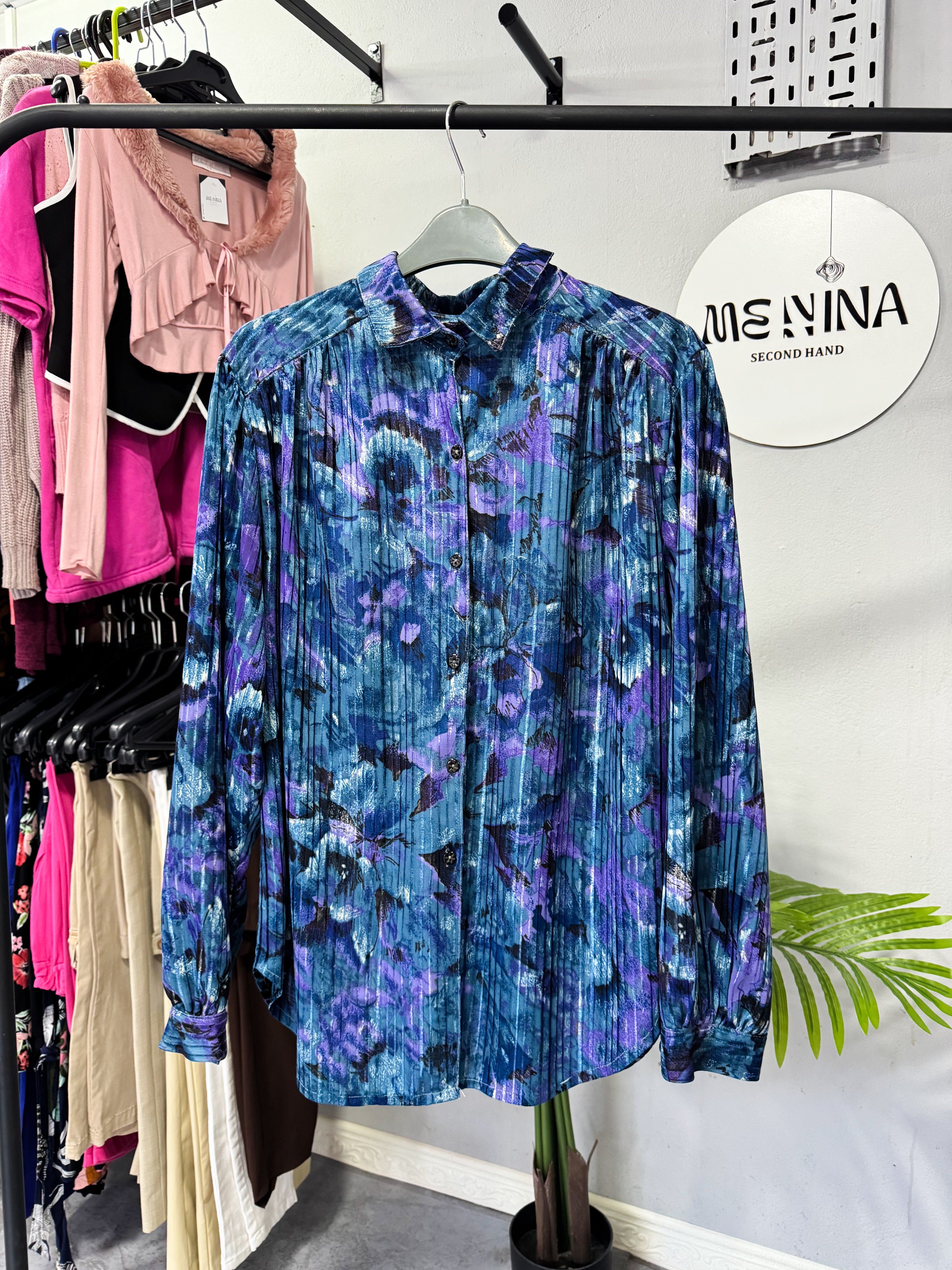 Camisa lila, negra y azul
