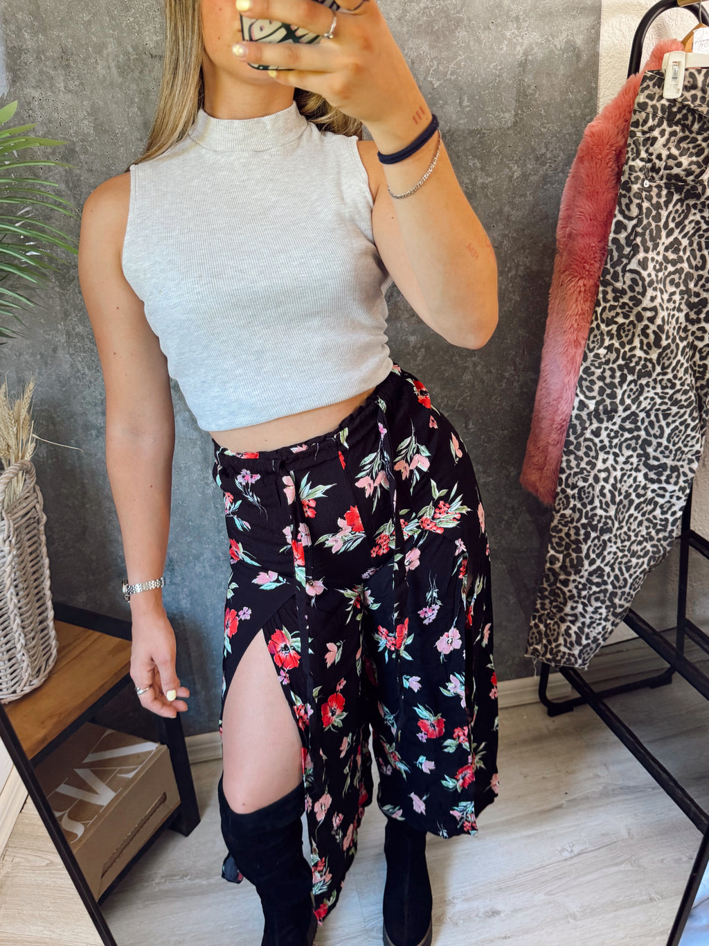 Pantalón suelto negro, abierto y floreado con lazo