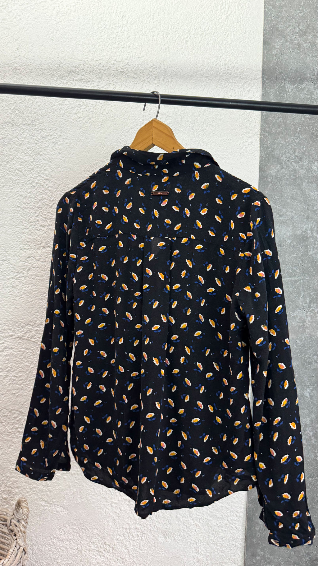 Camisa Allie negra con flores amarillas