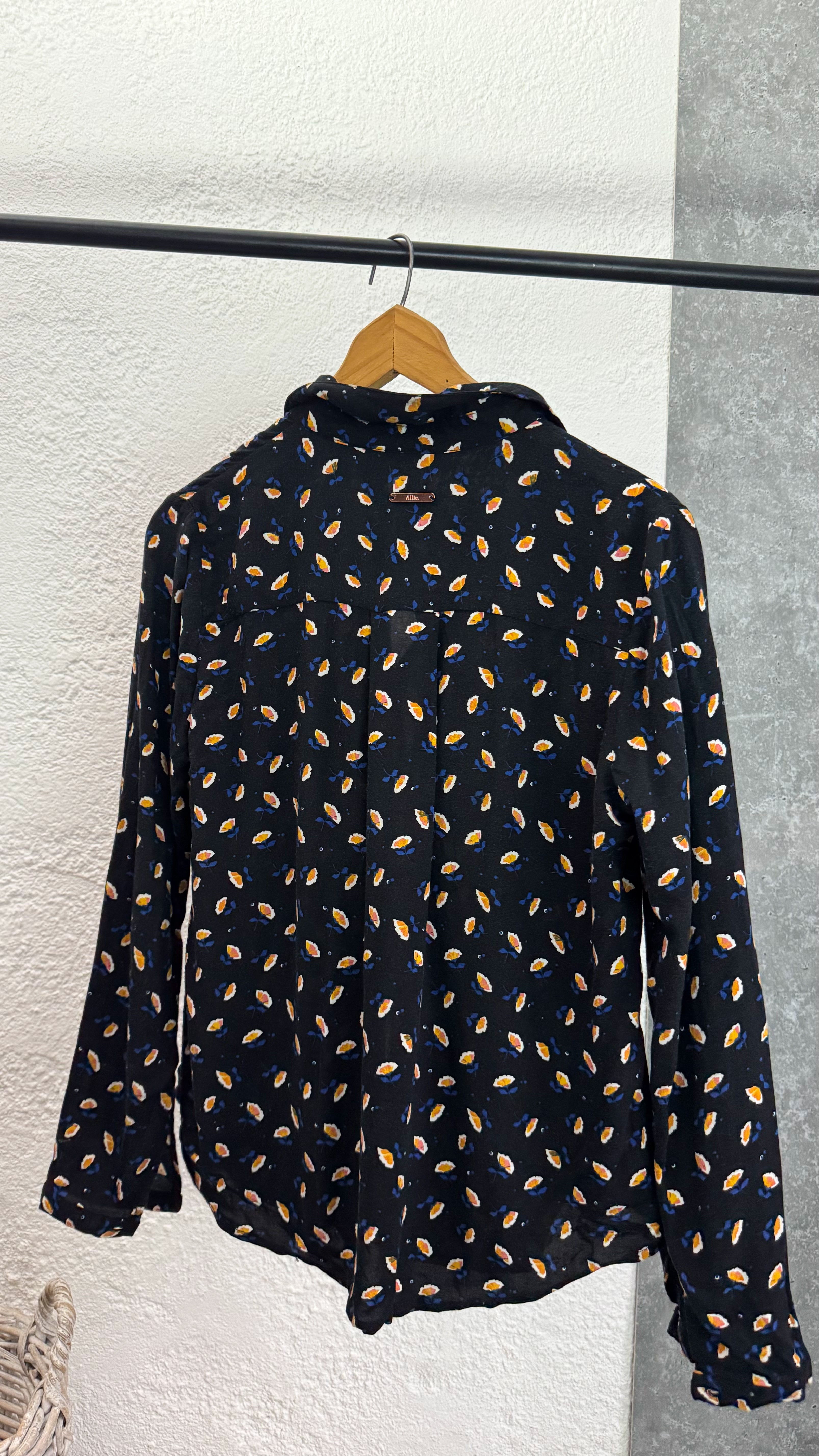 Camisa Allie negra con flores amarillas
