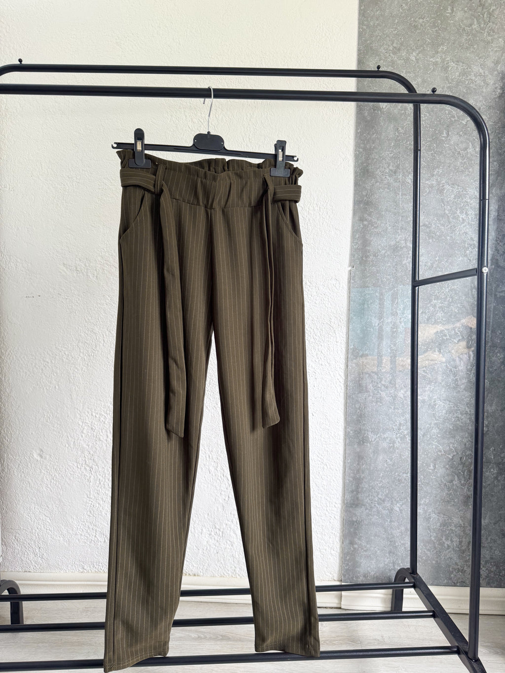 Pantalón con lazo a rayas, color verde oliva