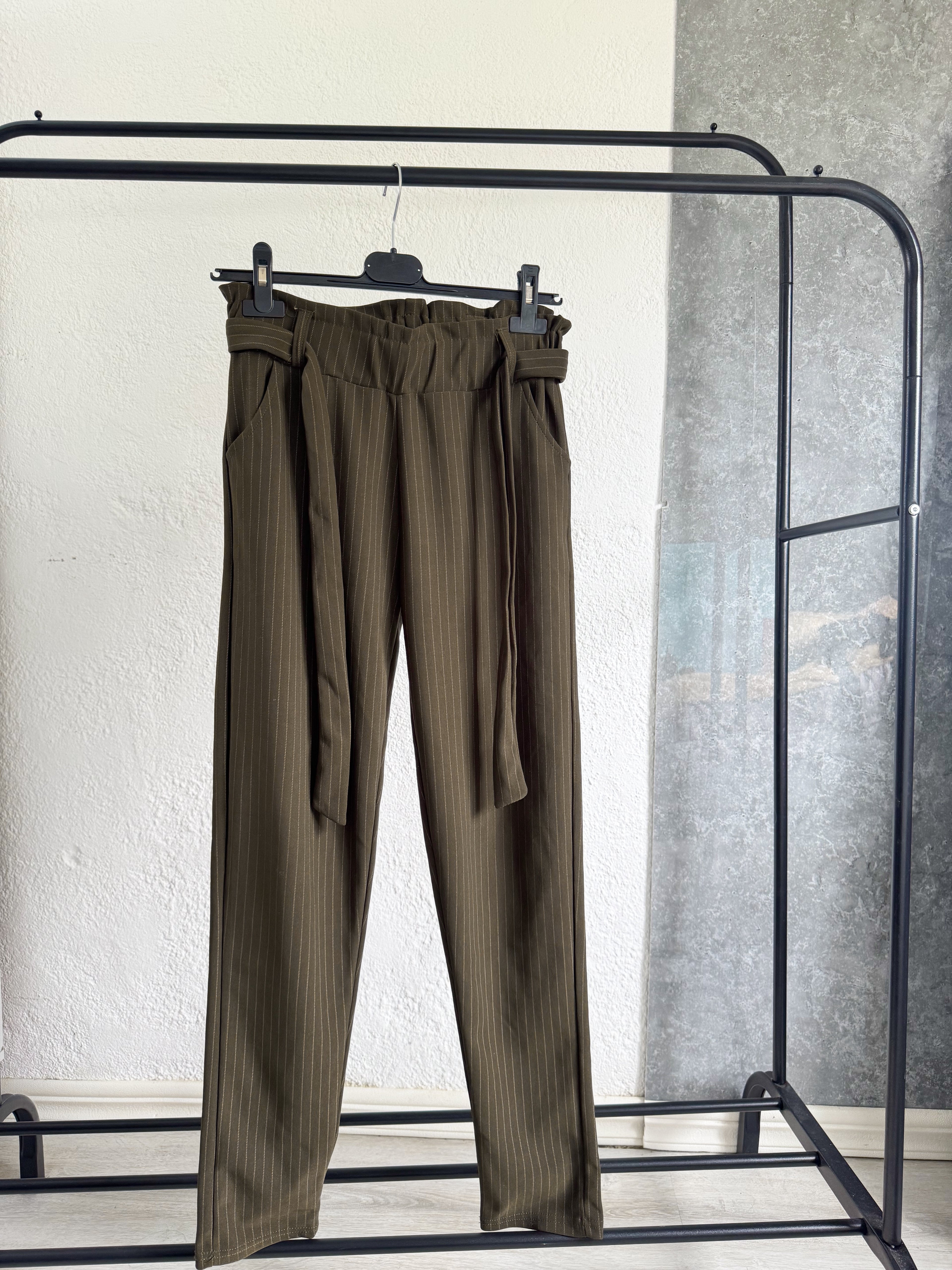 Pantalón con lazo a rayas, color verde oliva