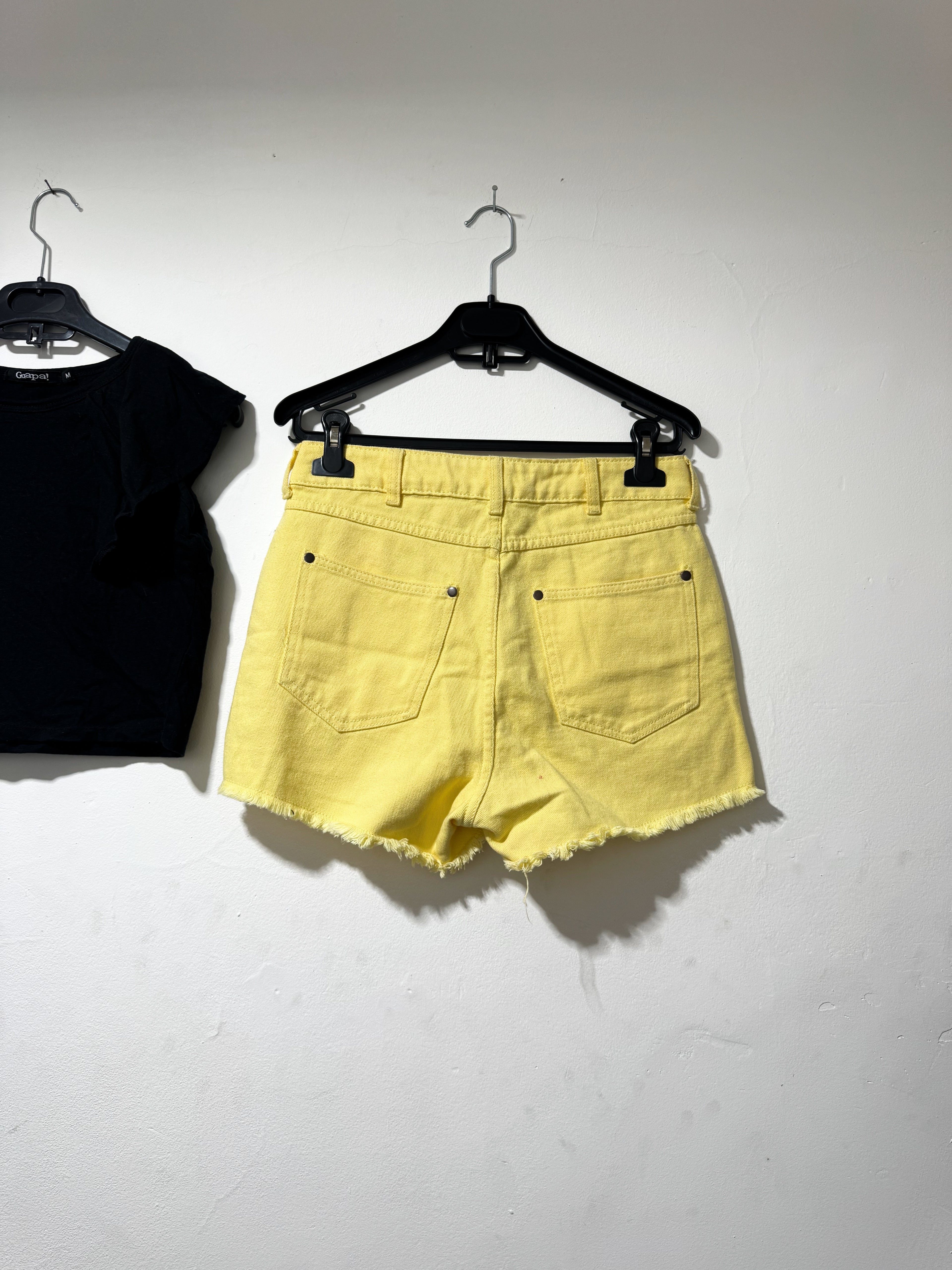 Short amarillo Indian