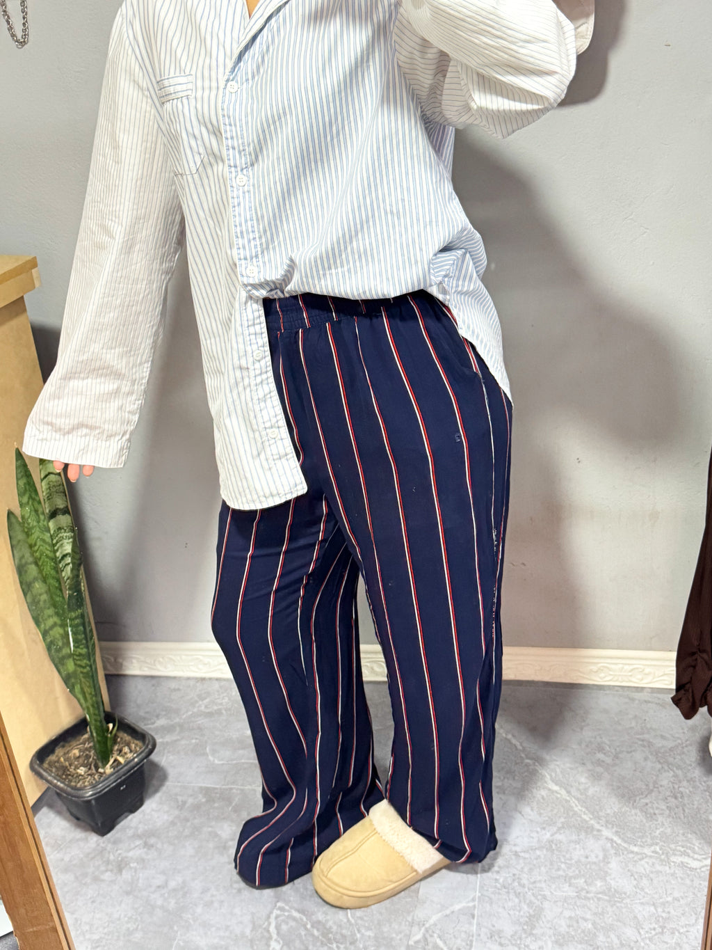 Pantalón azul a rayas *con detalle