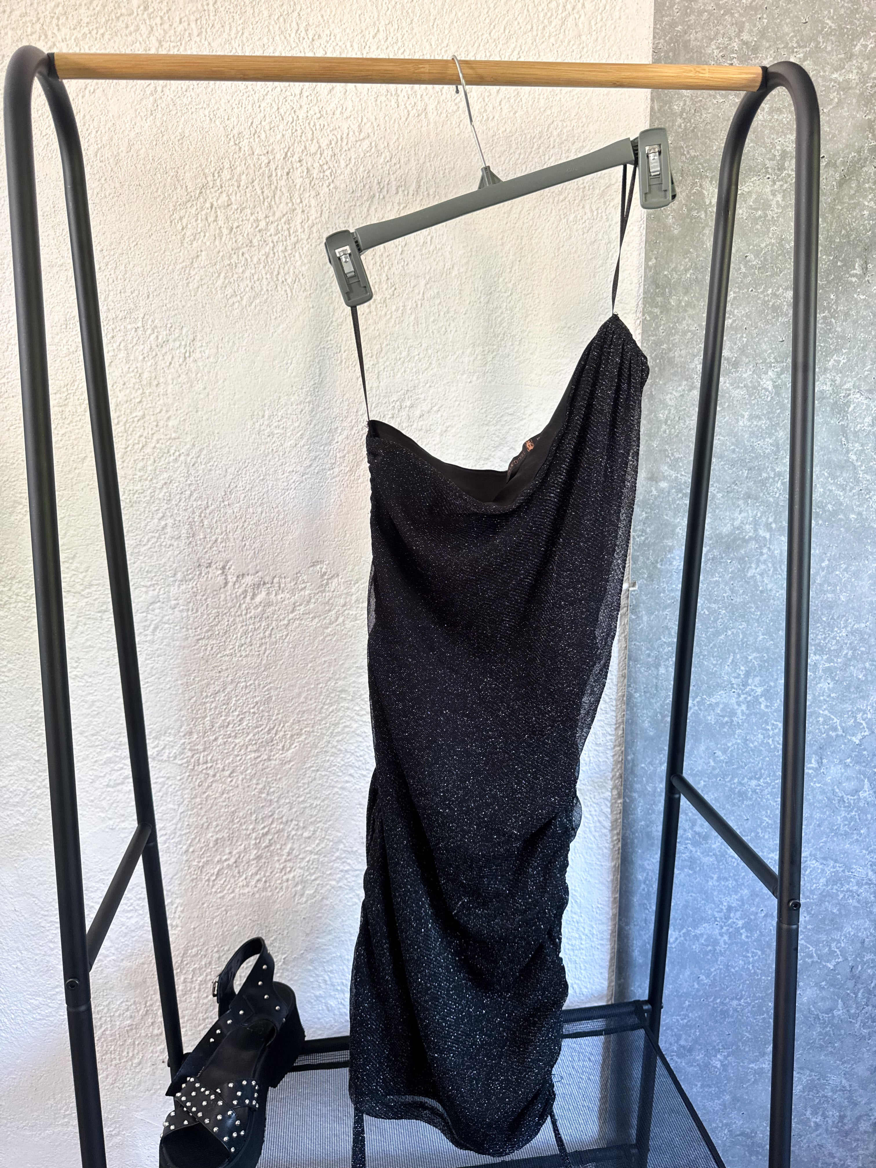 Vestido negro brilloso de fiesta