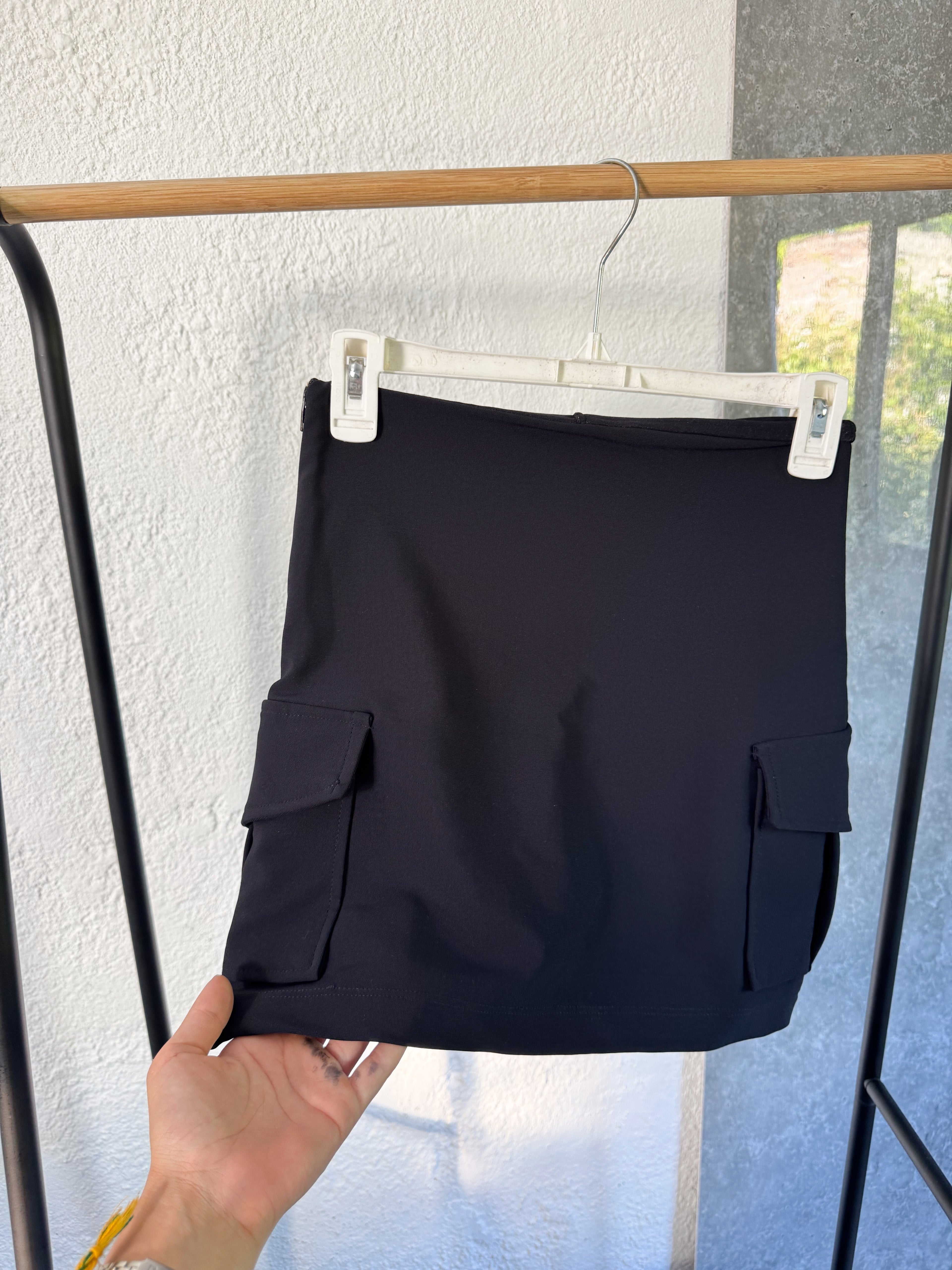 Pollera negra cargo alicrada