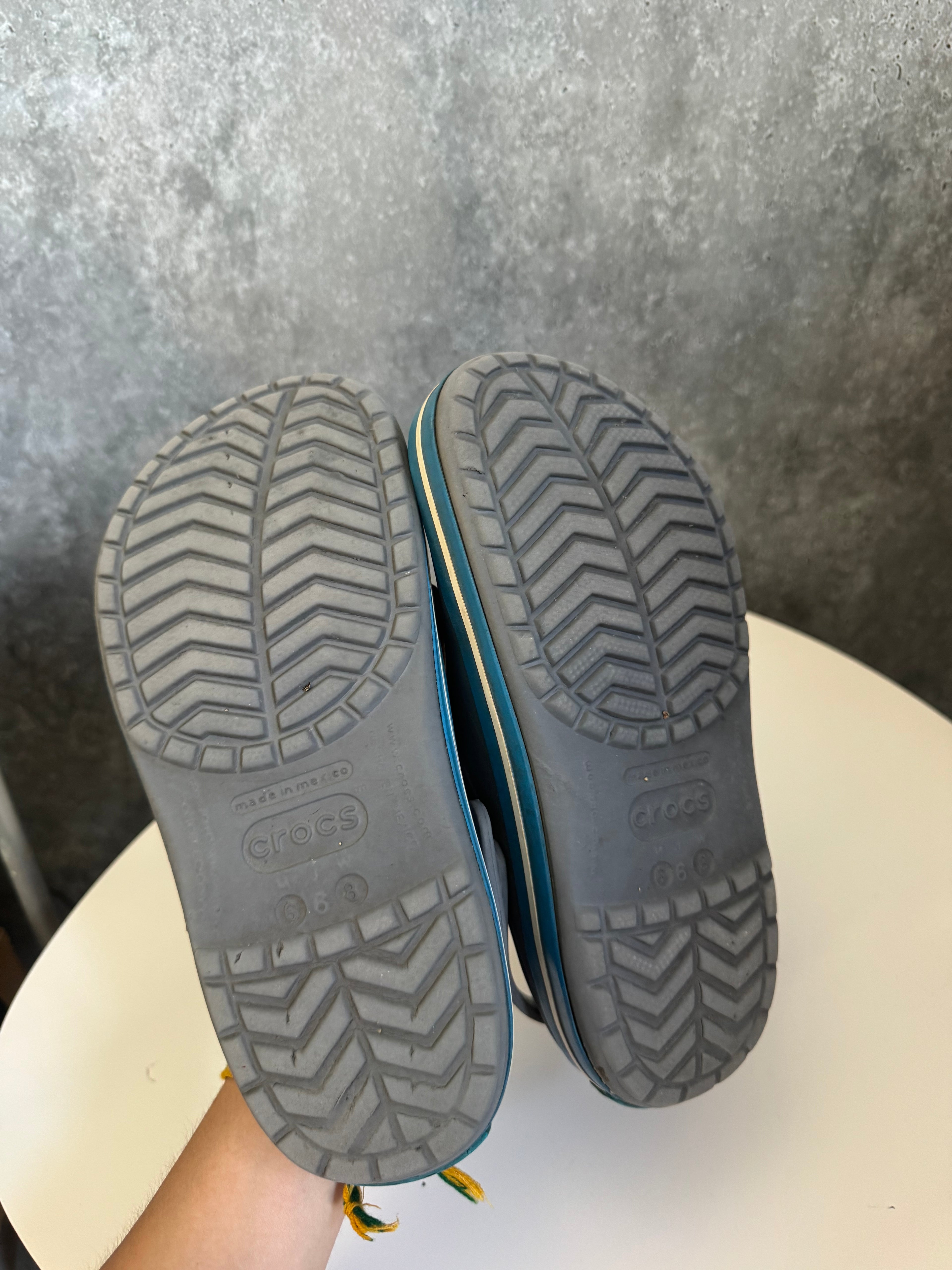Crocs grises y celeste originales, como nuevas