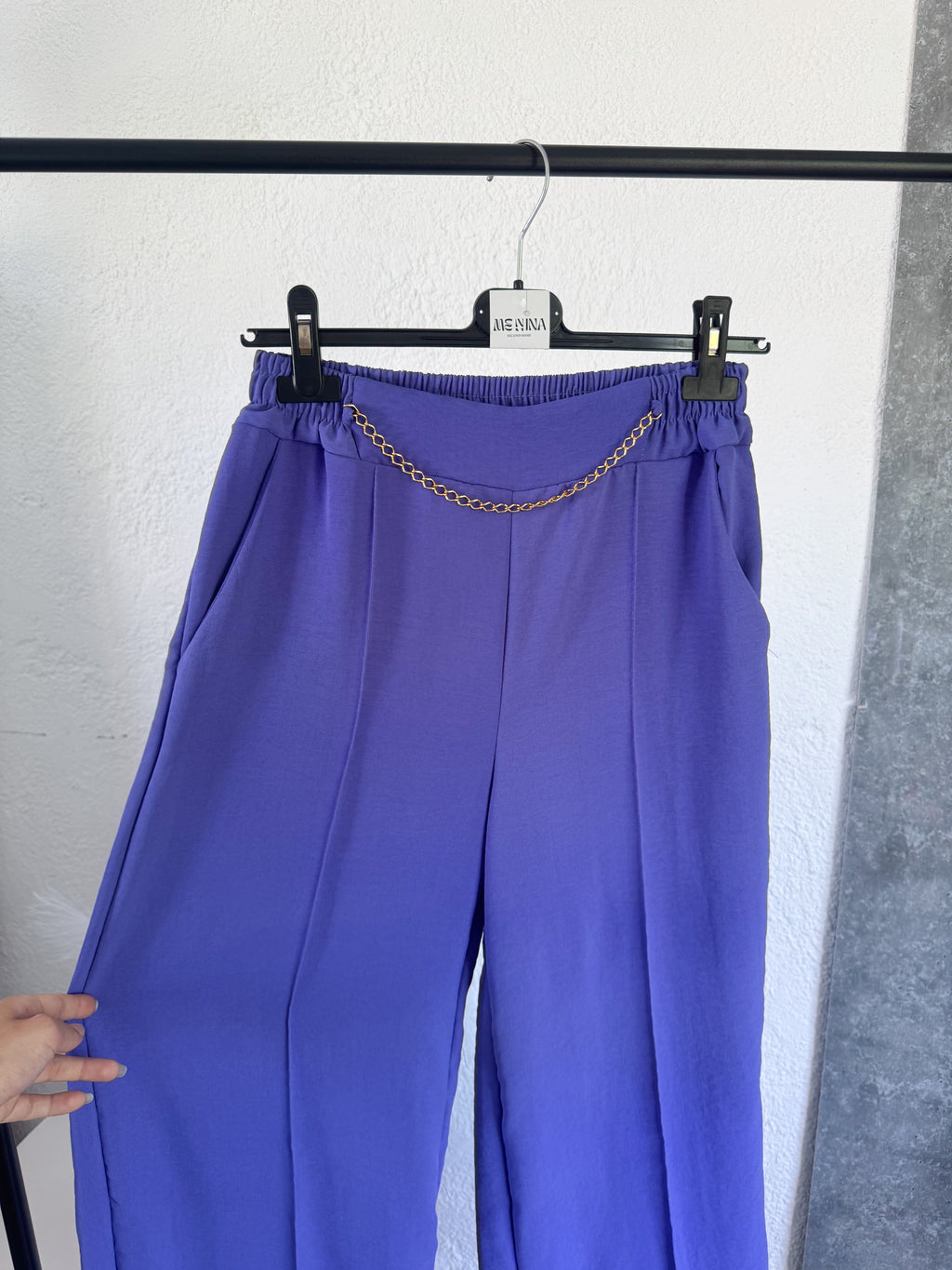 Pantalón lila con cadena