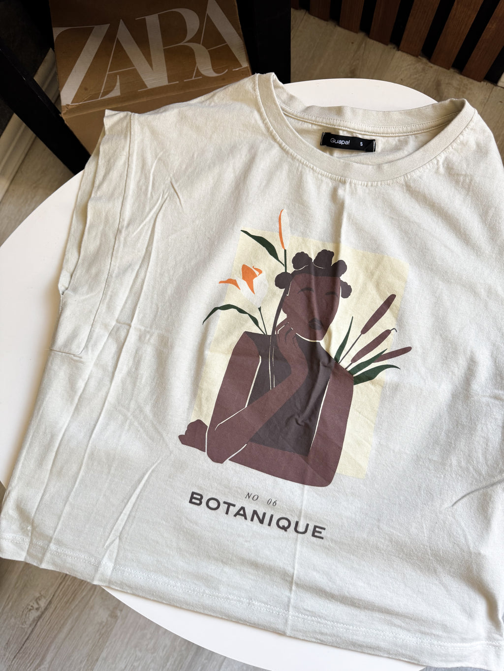 Remerita beige con diseño