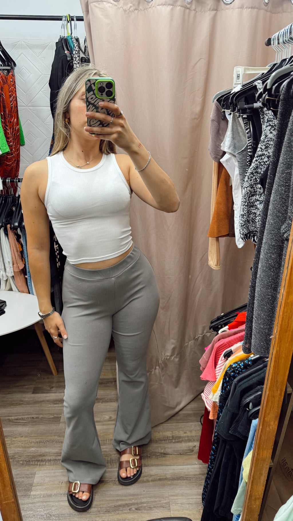 Pantalón de tela gris ancho