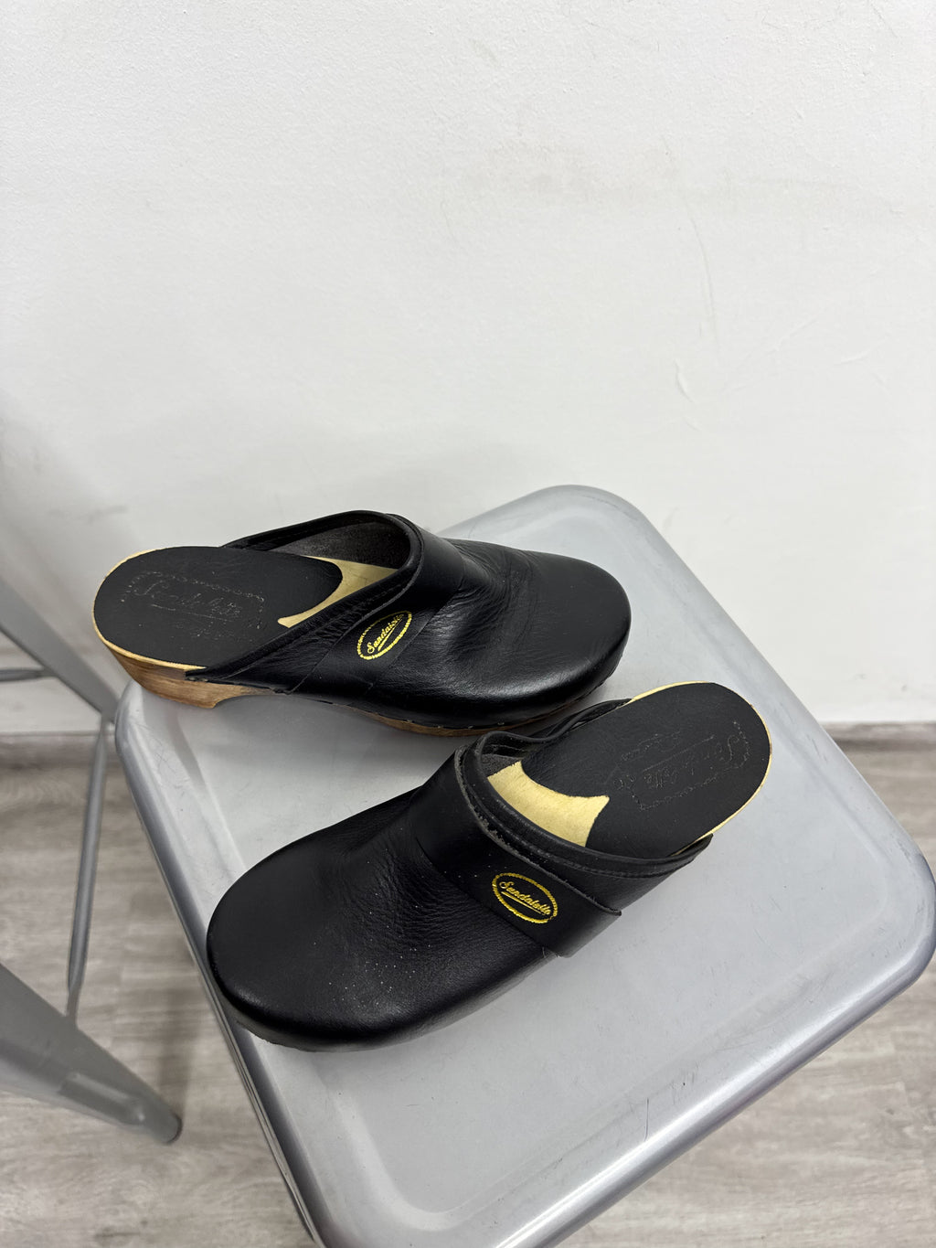 Suecos Bergantiños negros de madera y cuero