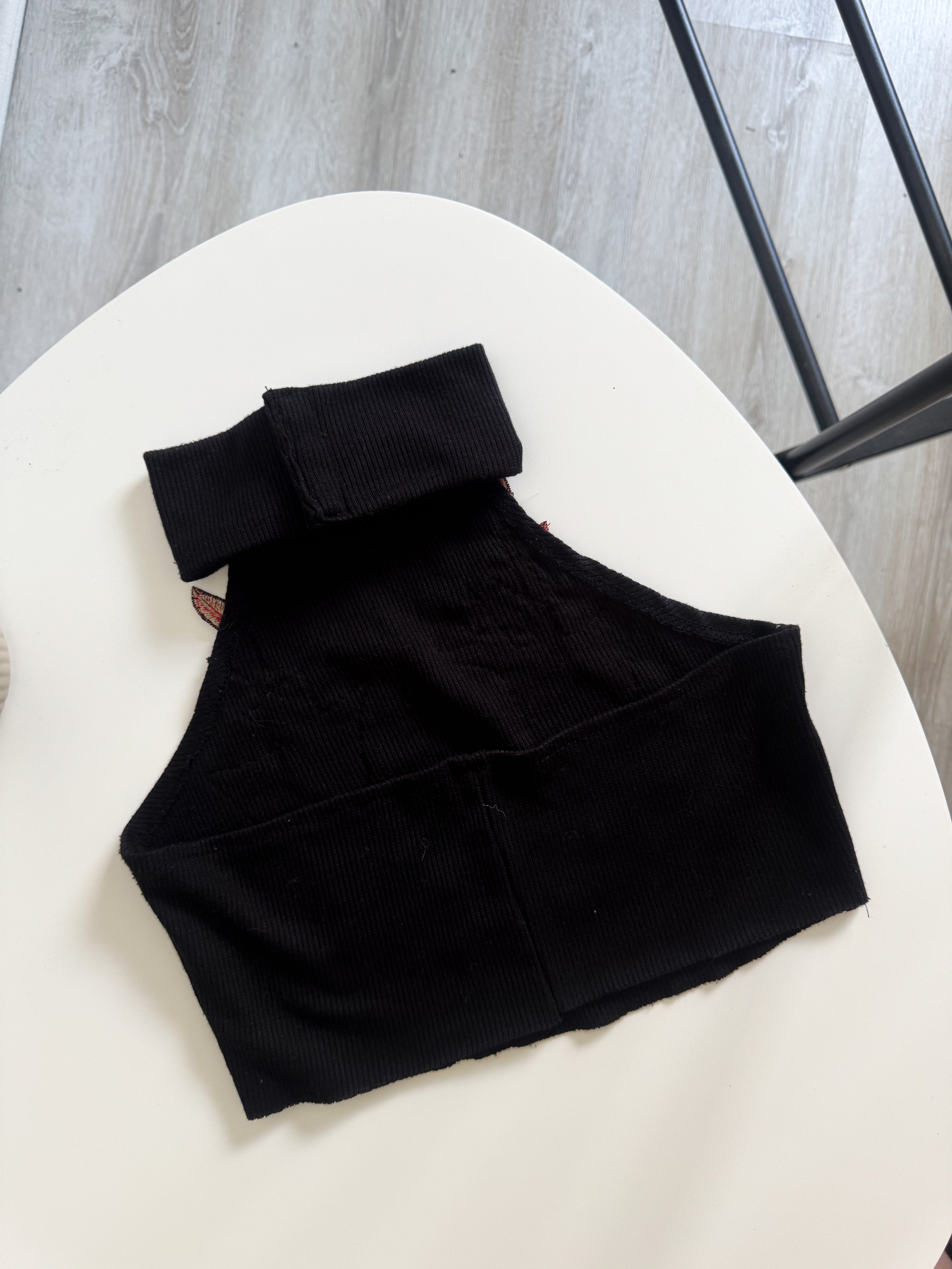 Top negro con rosa y cuello