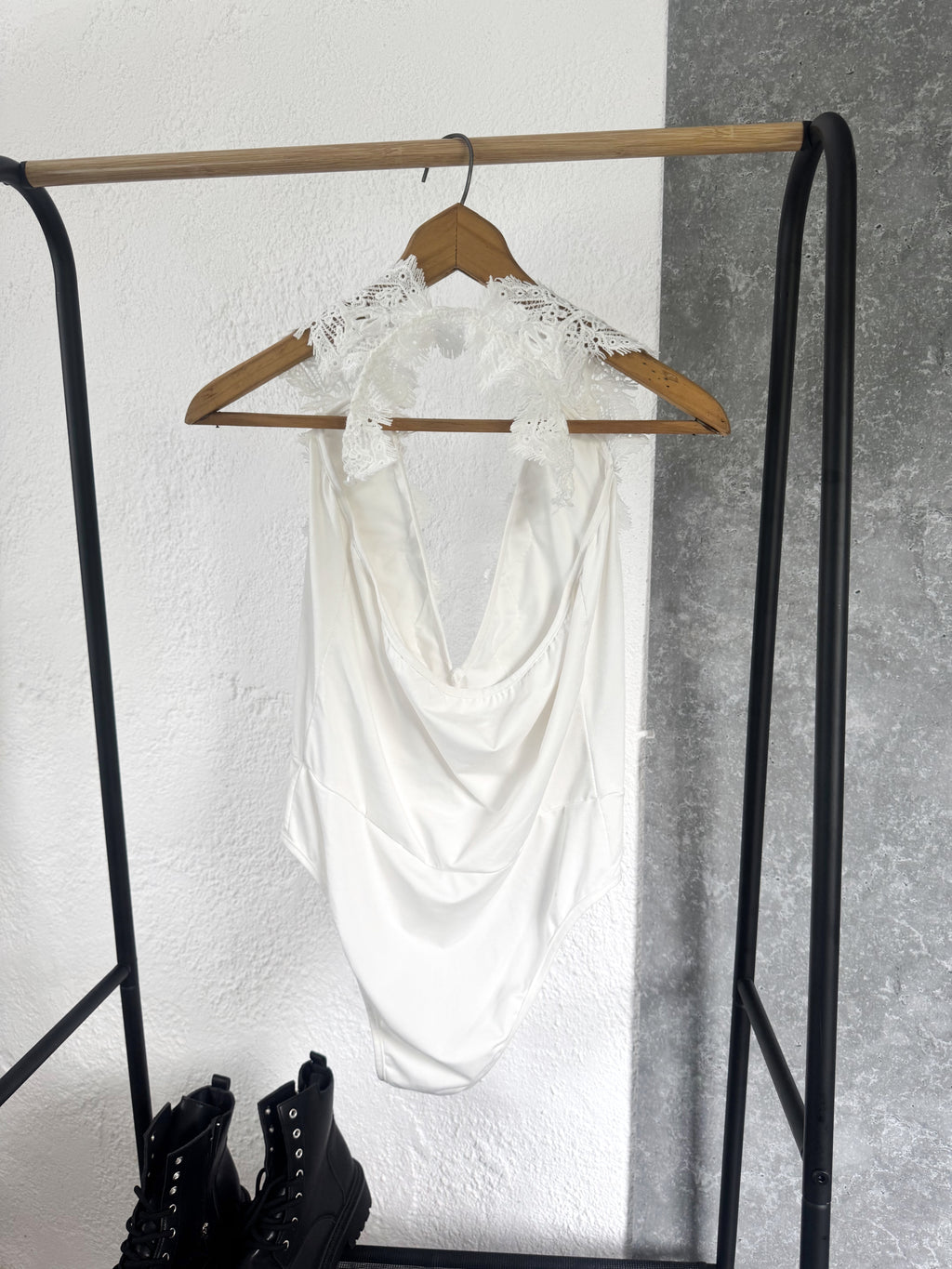 Body blanco, cuello de encaje