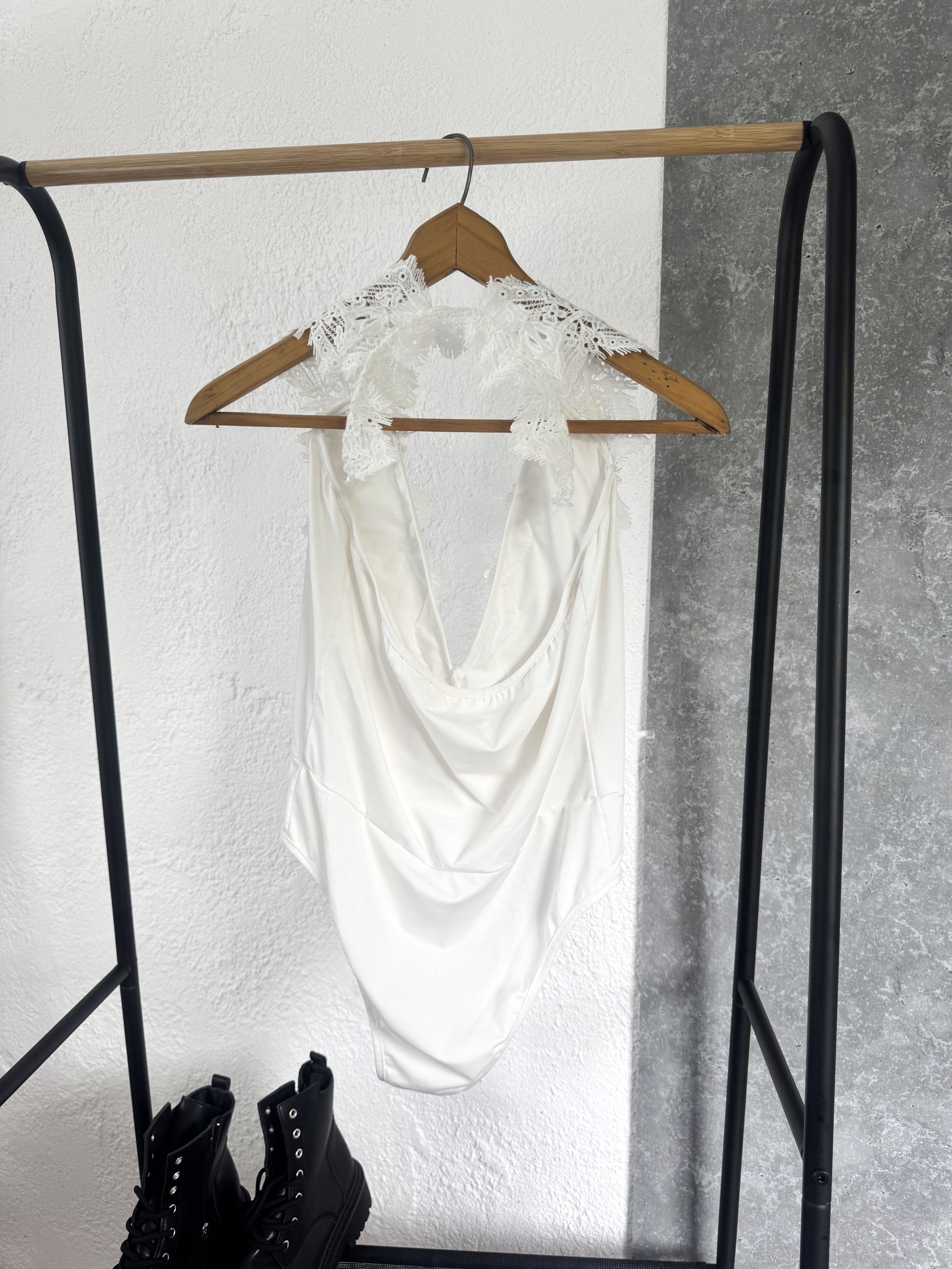 Body blanco, cuello de encaje