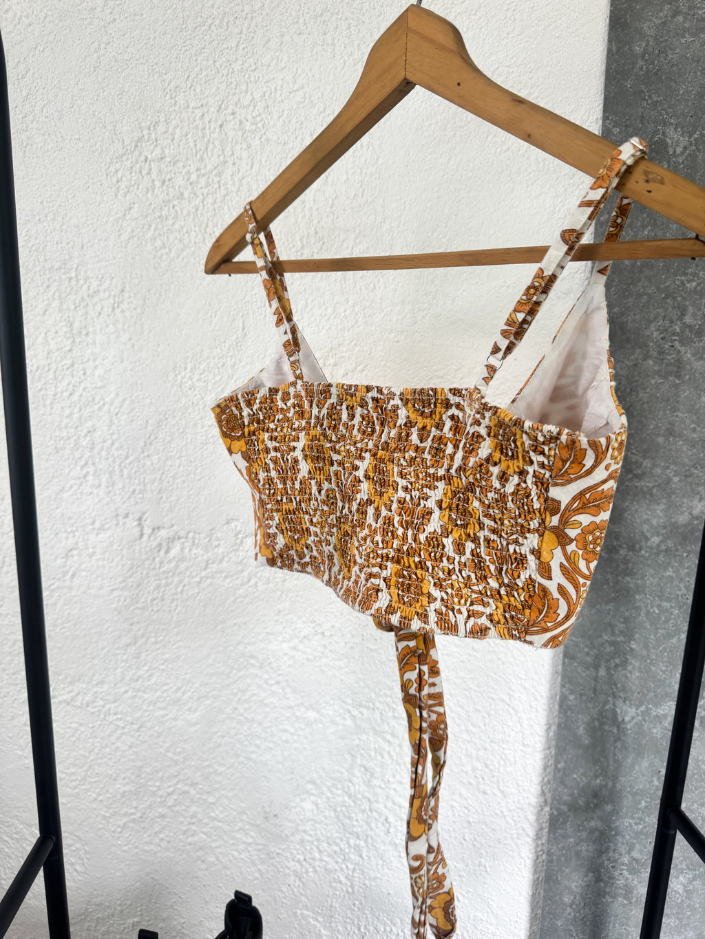 Top naranja con nudo