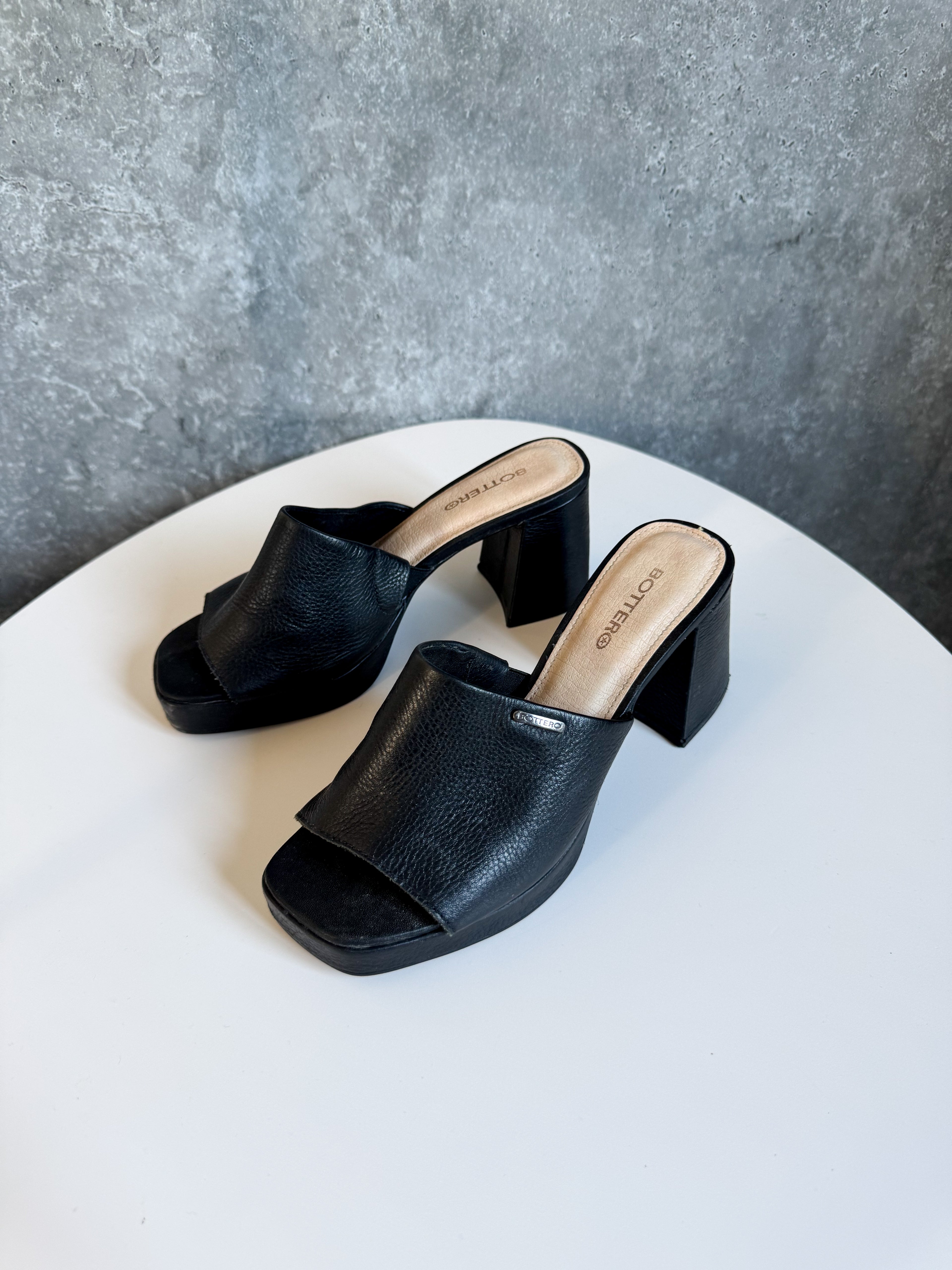 Sandalias de cuero negras