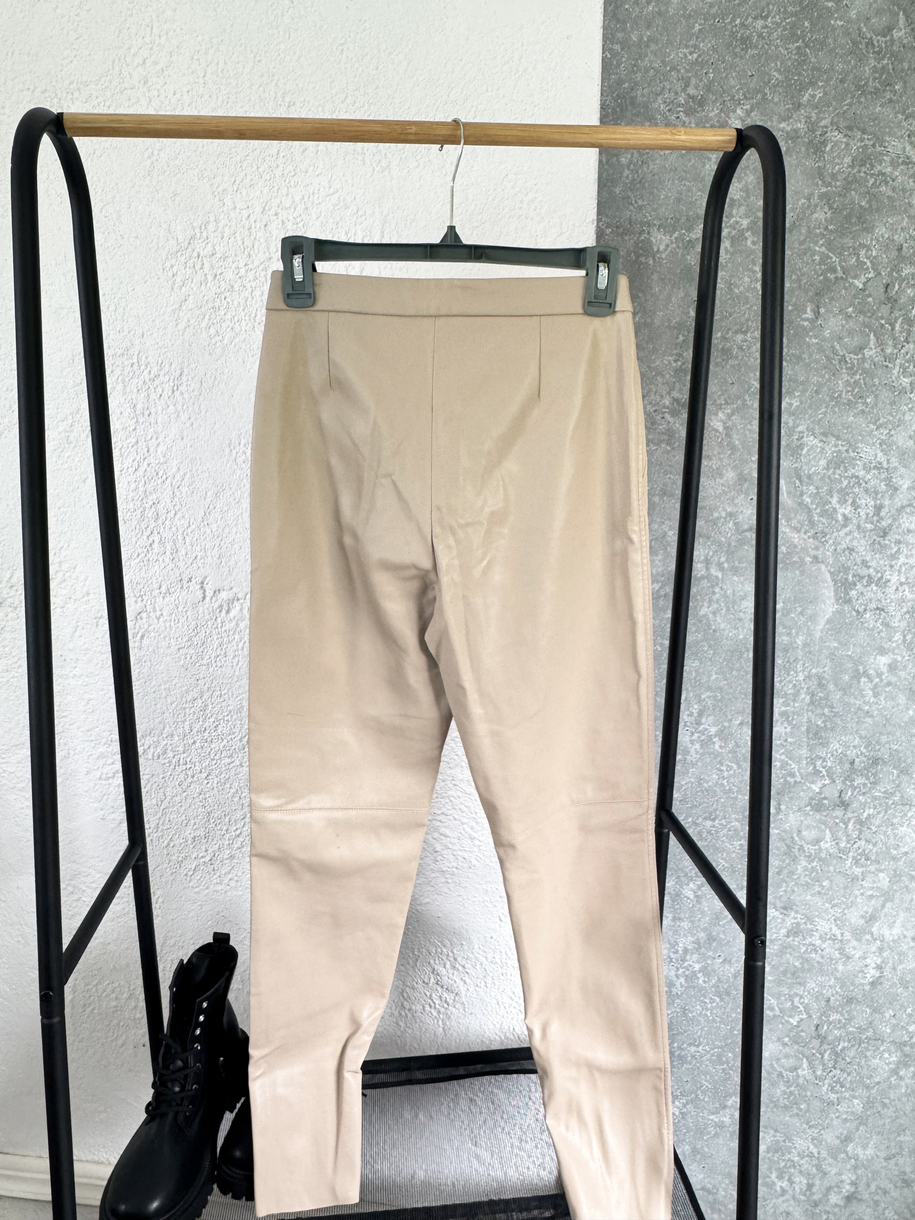 Pantalón eco cuero ZARA beige