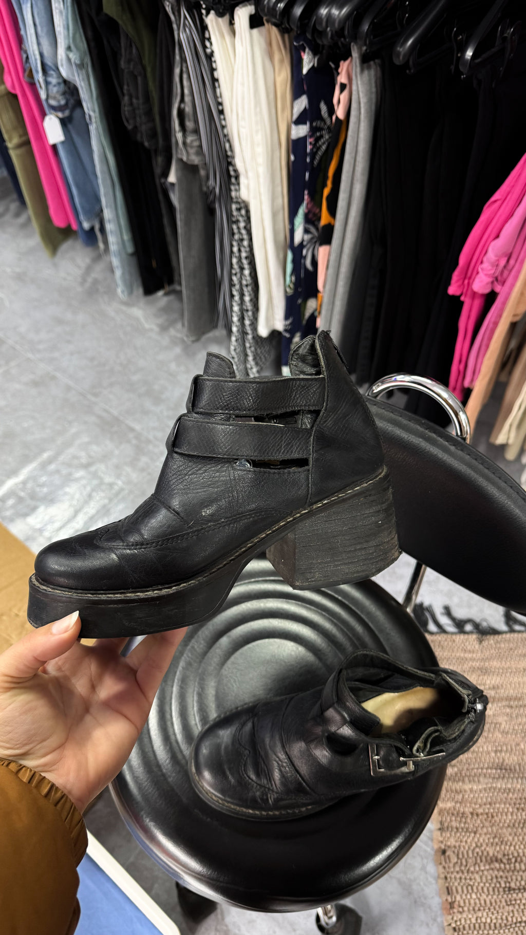 Zapatos negros de cuero con taco