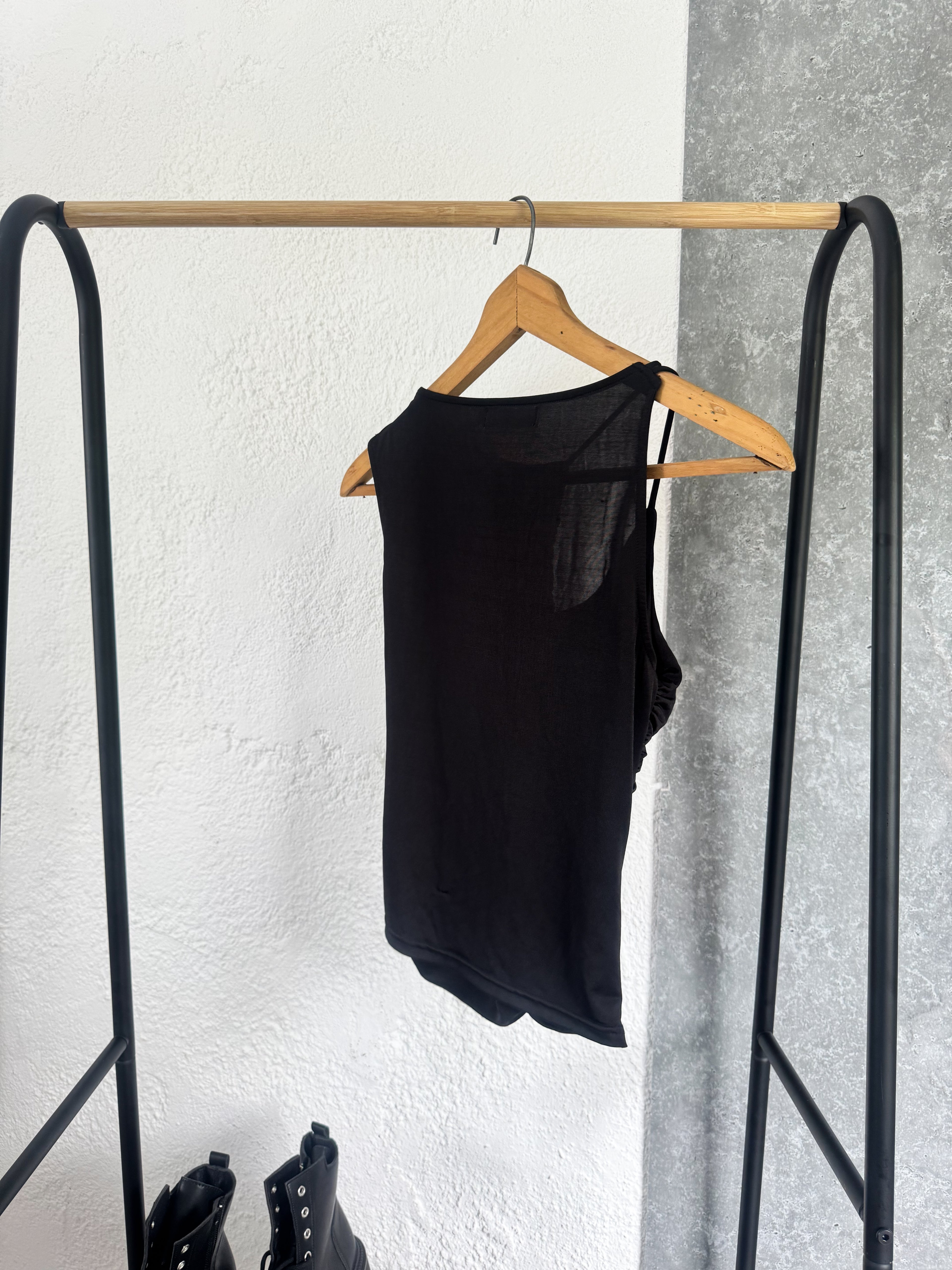 Remera negra con frunce