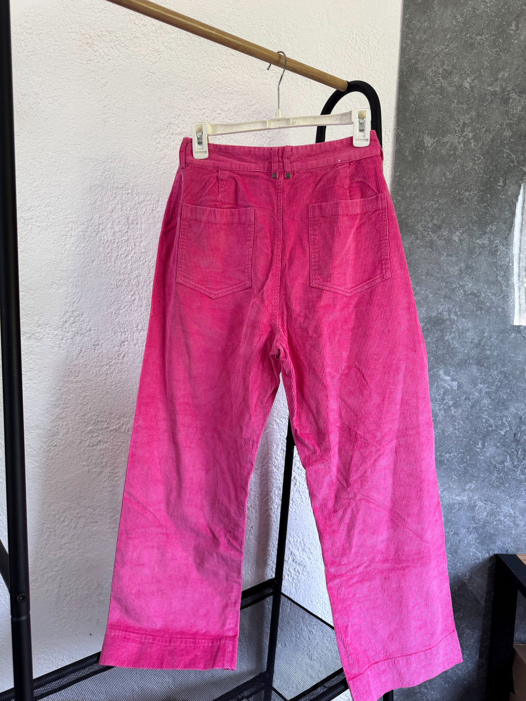 Pantalón rosado de pana