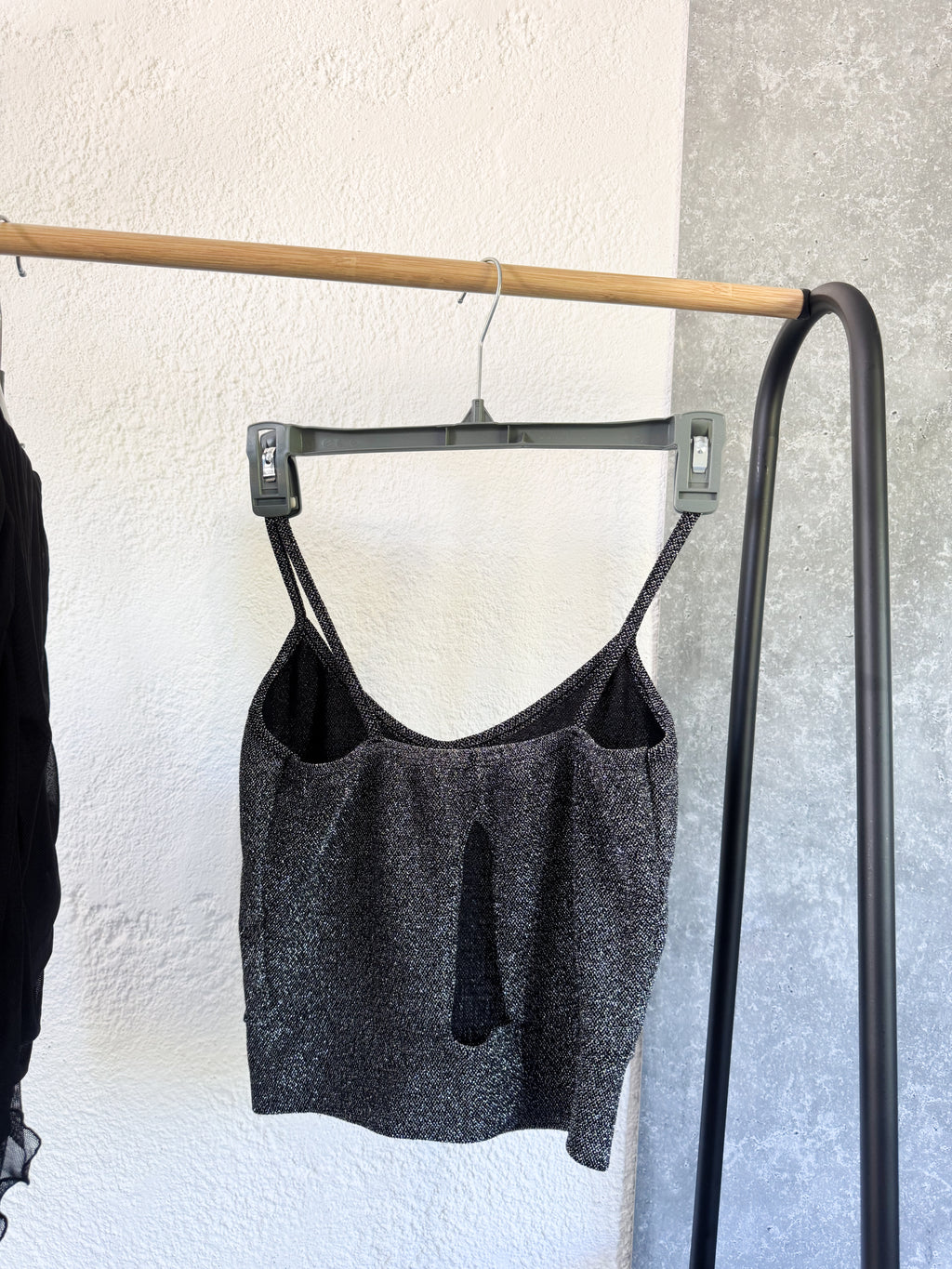 Top brilloso espalda abierta