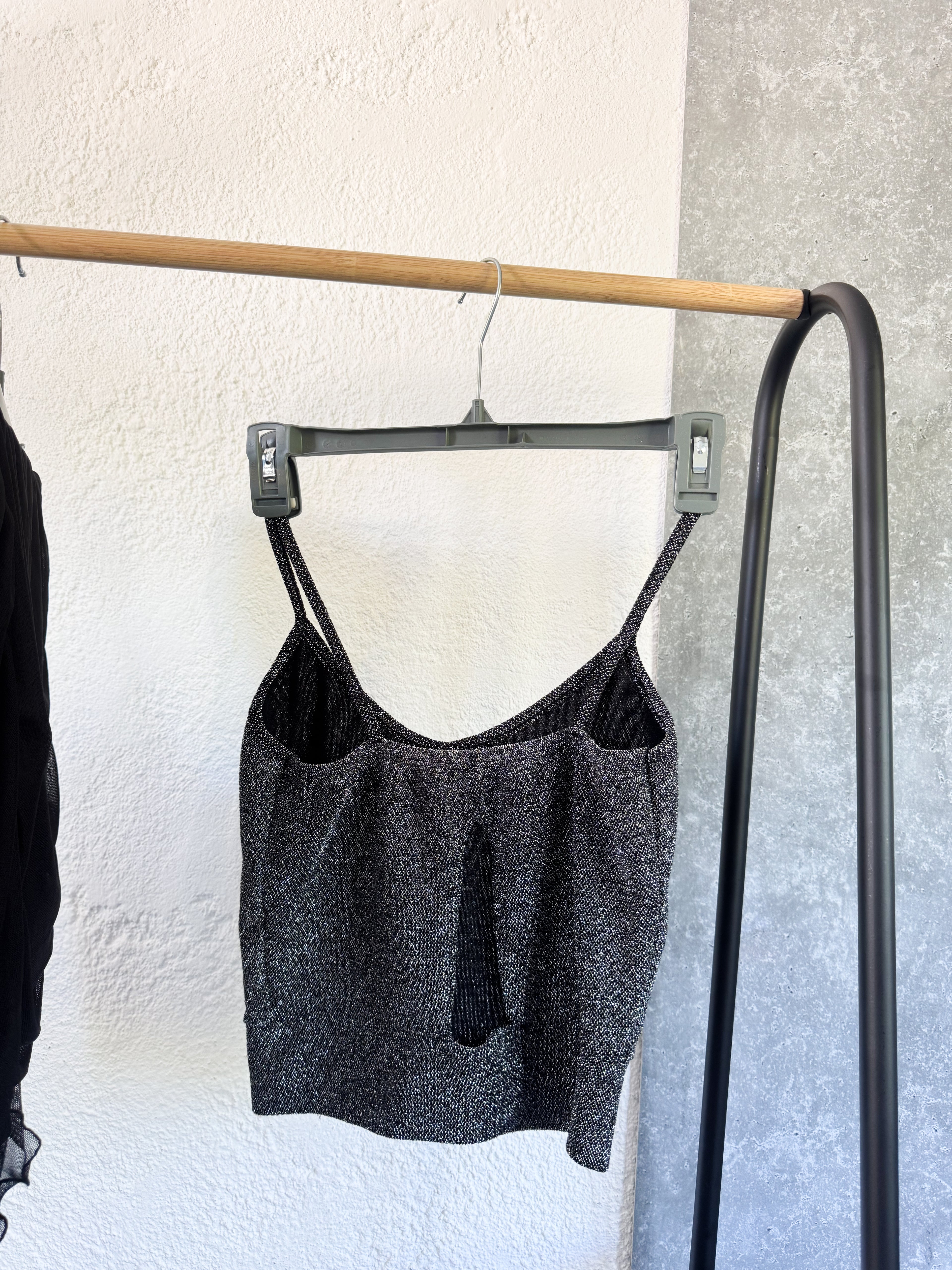 Top brilloso espalda abierta