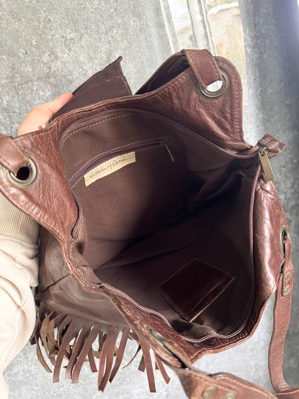 Cartera de cuero marrón Victoria M. Ortiz