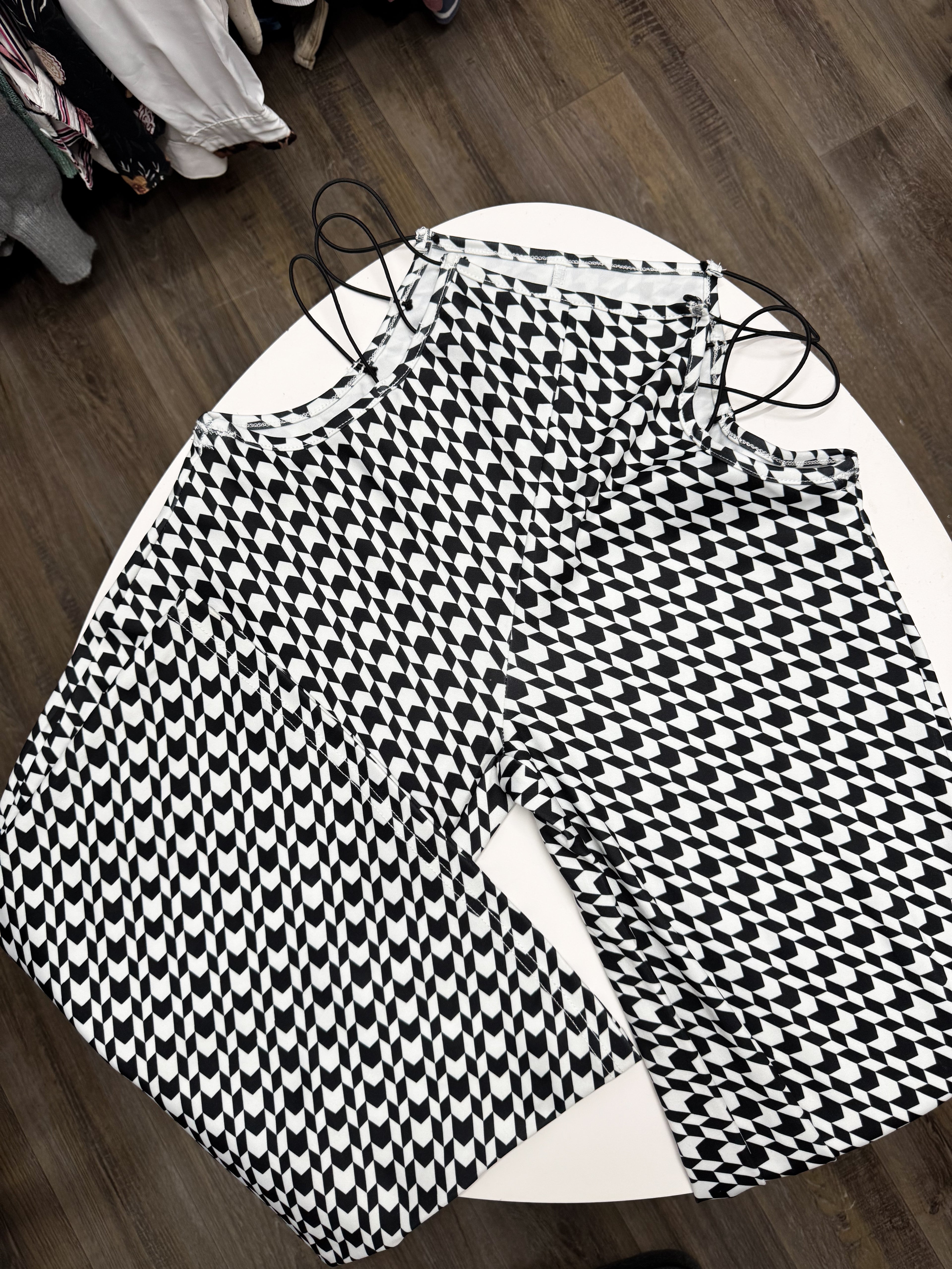 Pantalón a cuadros con cadera descubierta