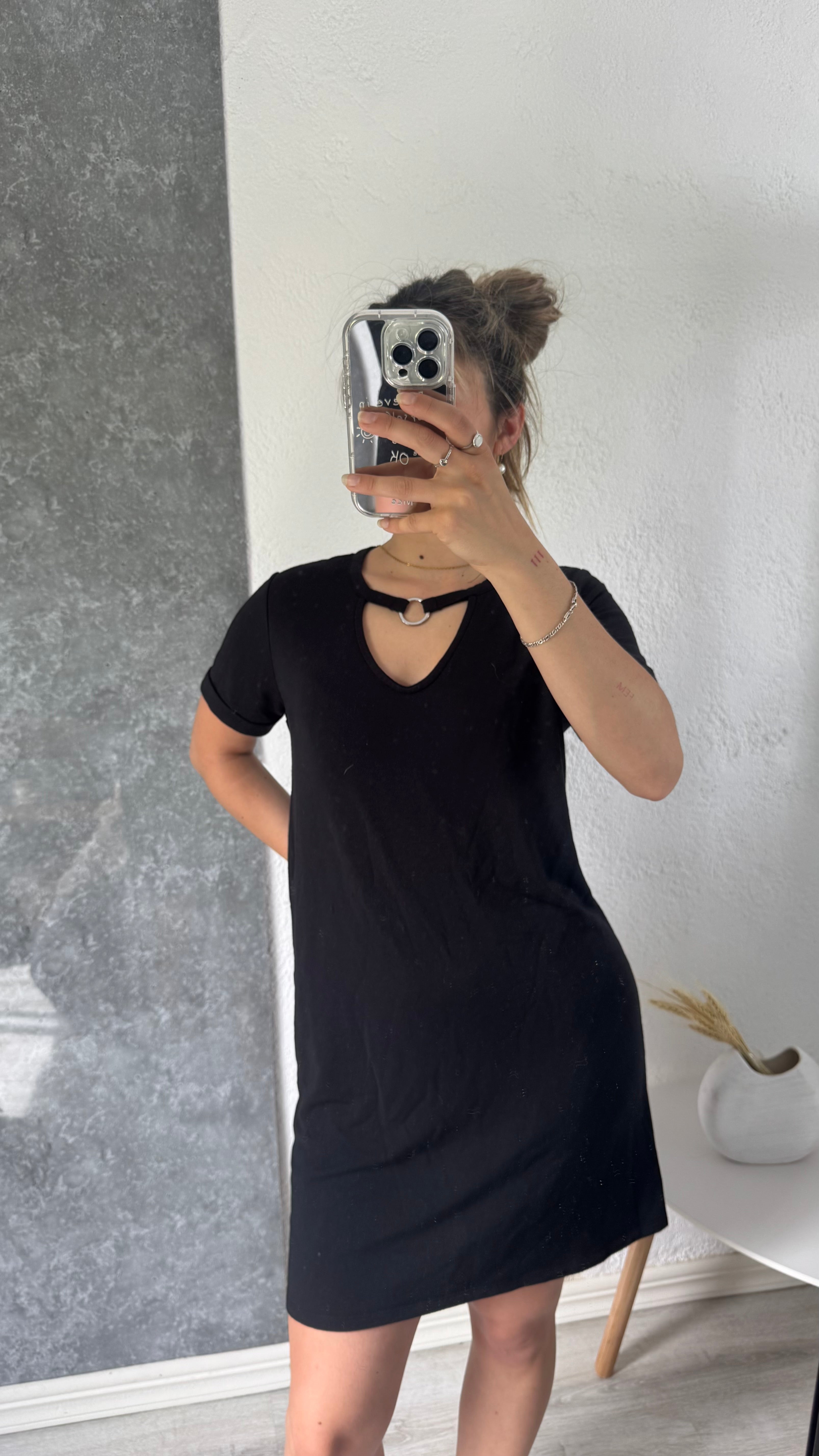 Vestido negro con aro delantero