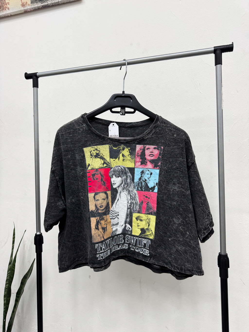 Remera crop negra jaspeada