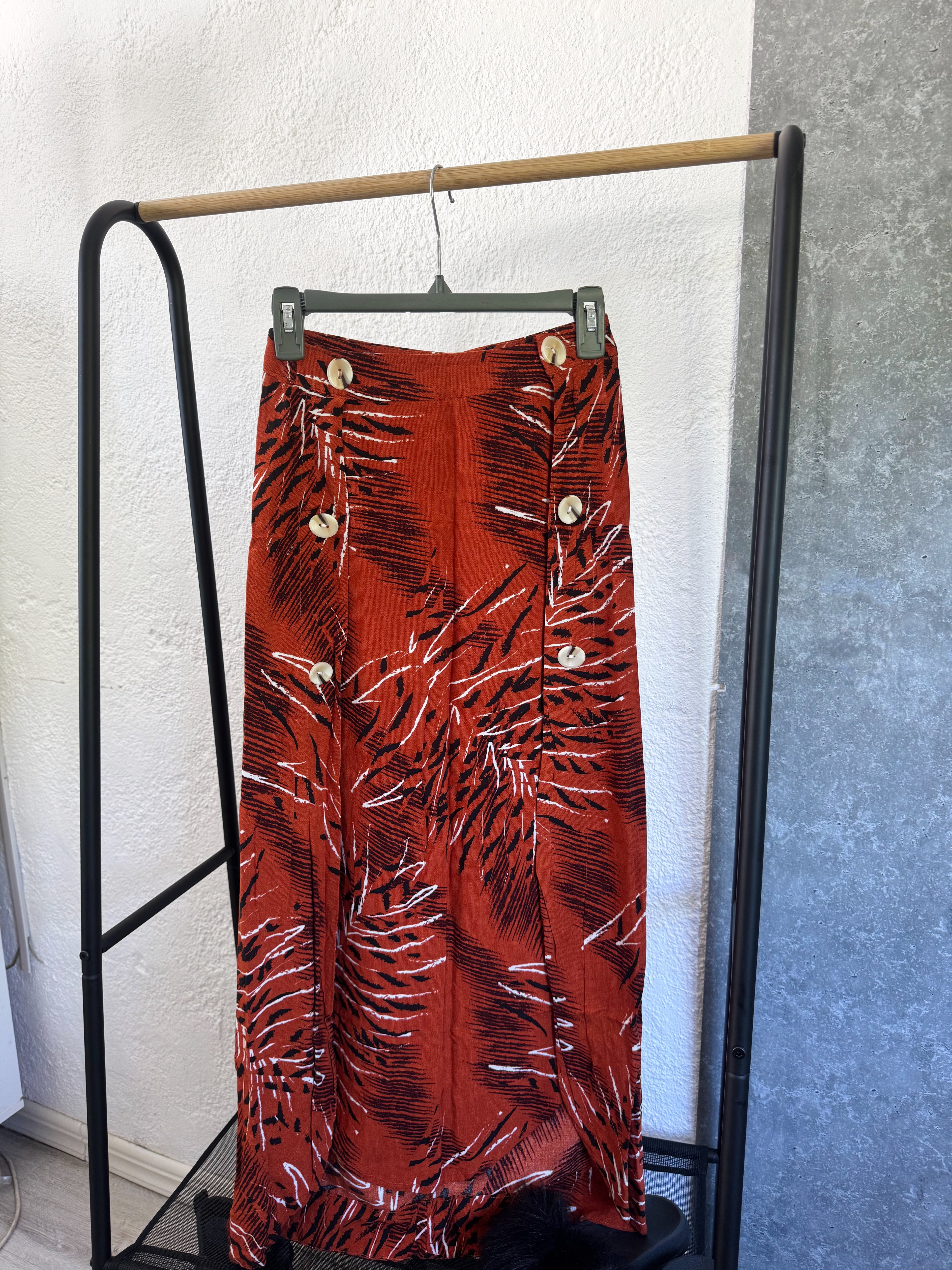 Pollera larga naranja con botones delanteros